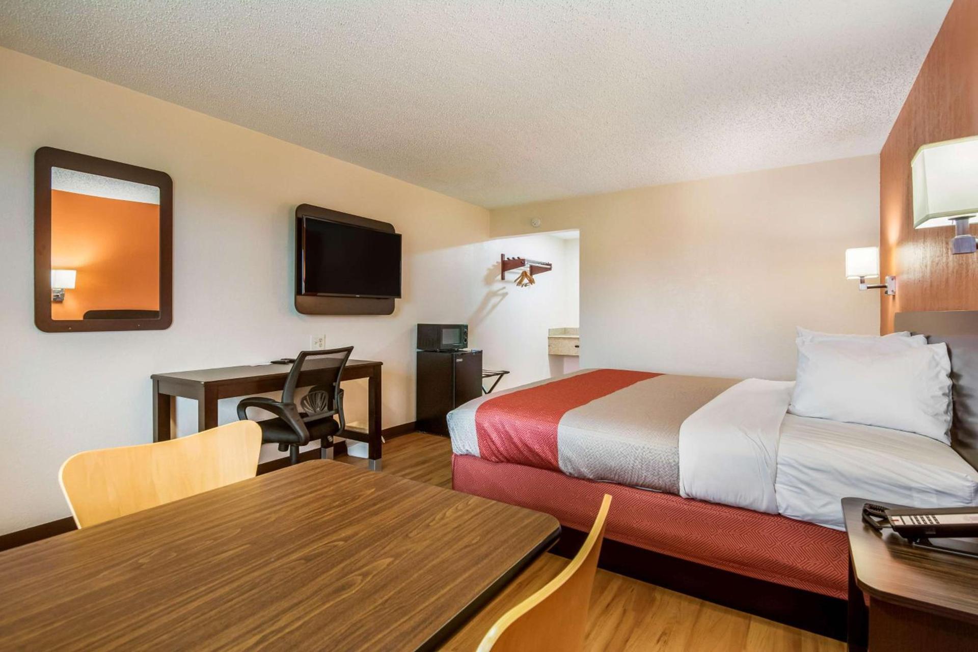 Motel 6-Winnie, TX photo 17