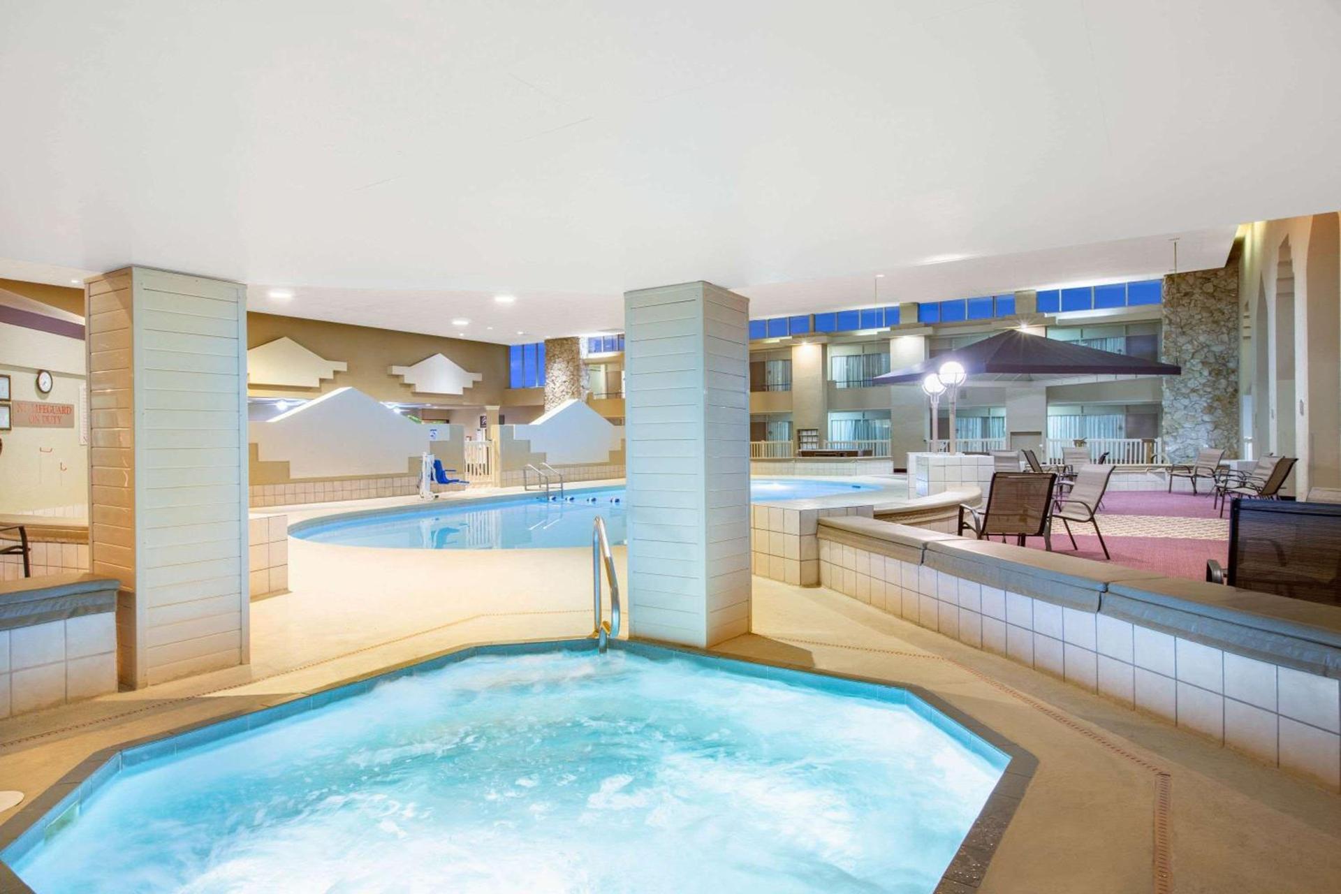 Ramada by Wyndham Midtown Grand Island photo 6