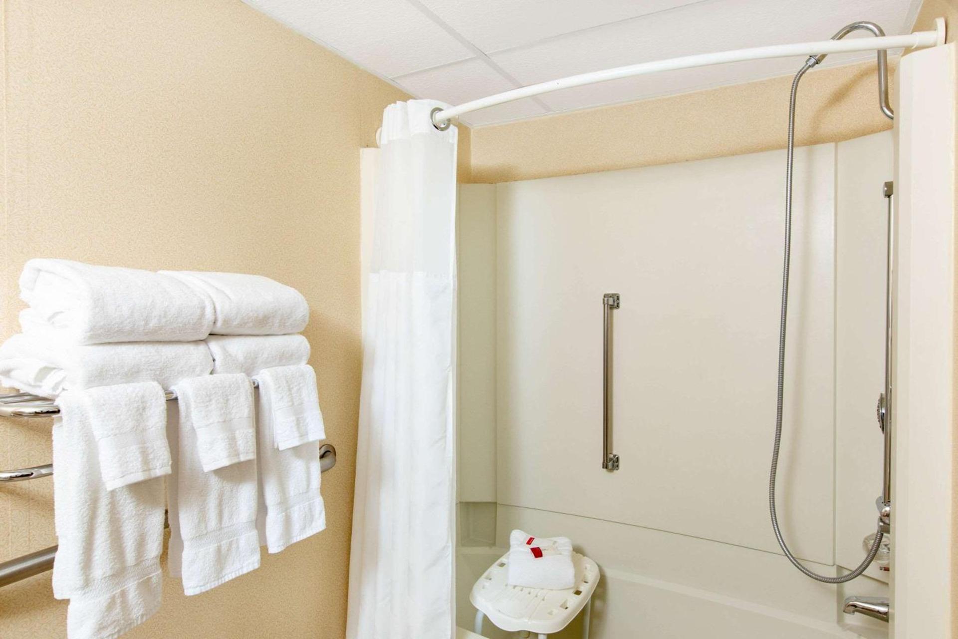 Ramada by Wyndham Midtown Grand Island photo 11
