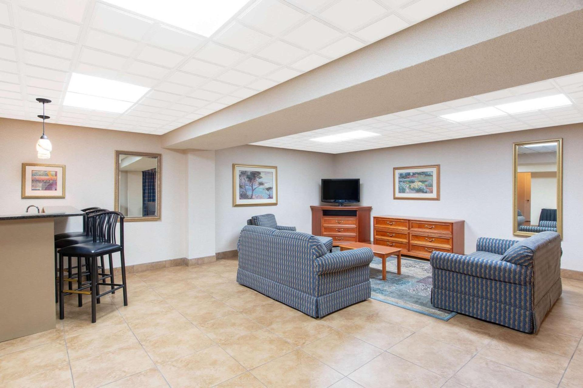 Ramada by Wyndham Midtown Grand Island photo 16