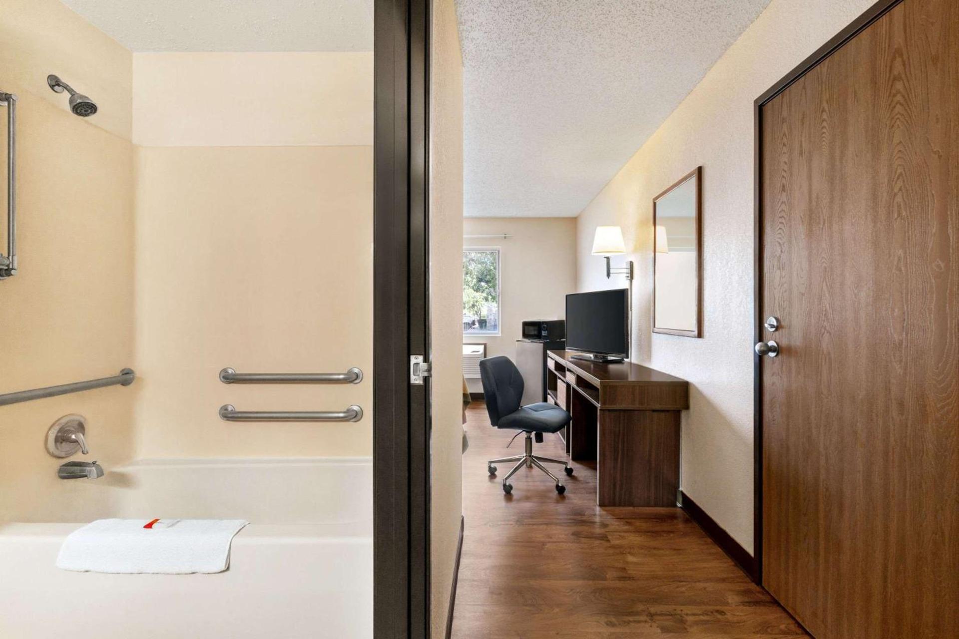 Super 8 by Wyndham Waco University Area photo 20