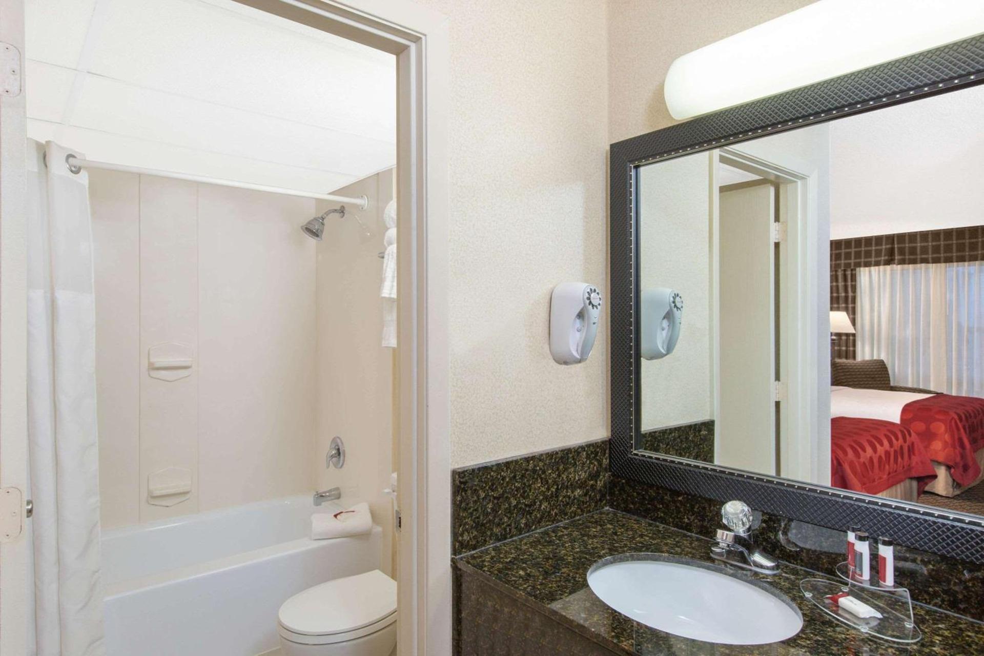 Ramada by Wyndham Midtown Grand Island photo 12