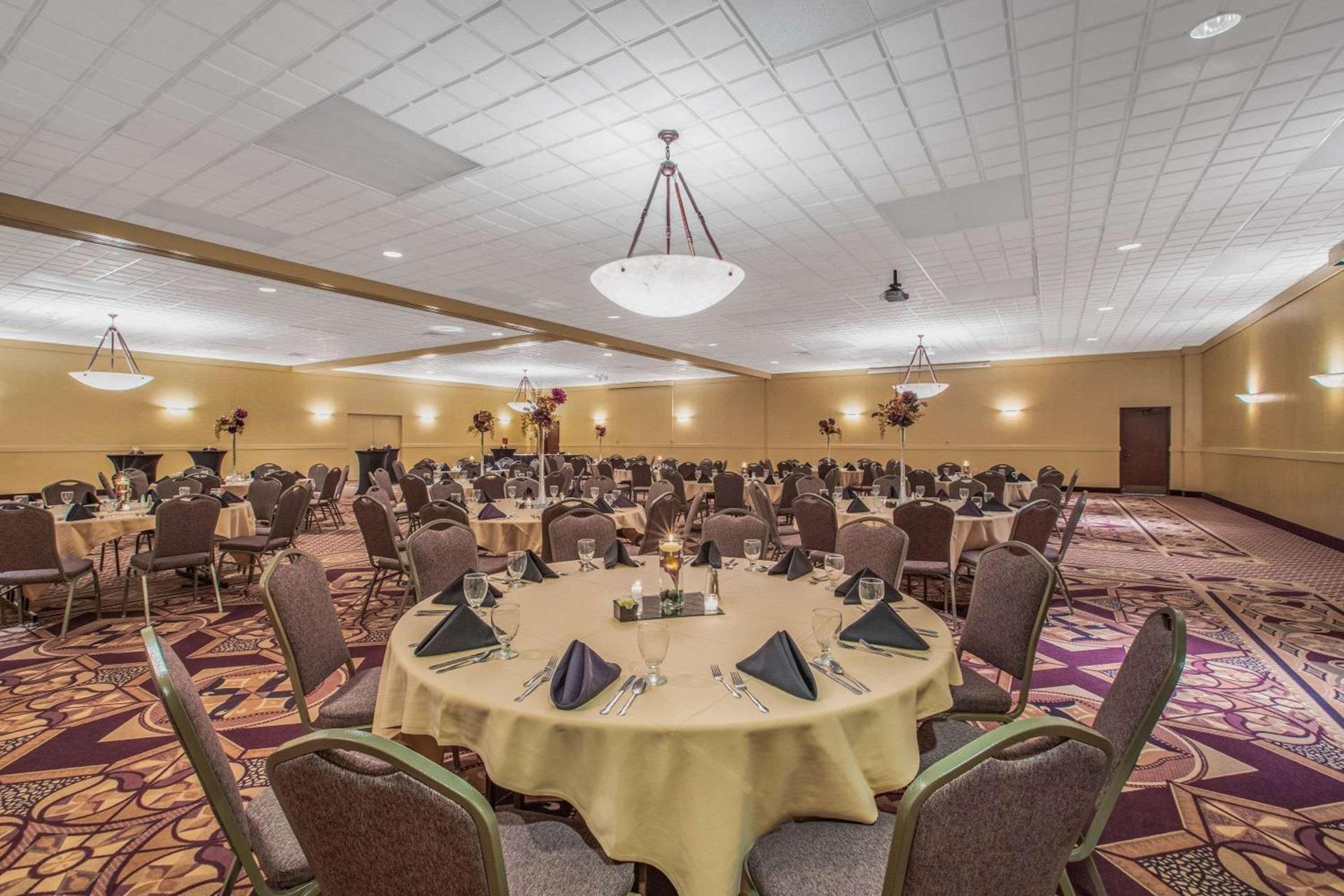 Ramada by Wyndham Midtown Grand Island photo 18