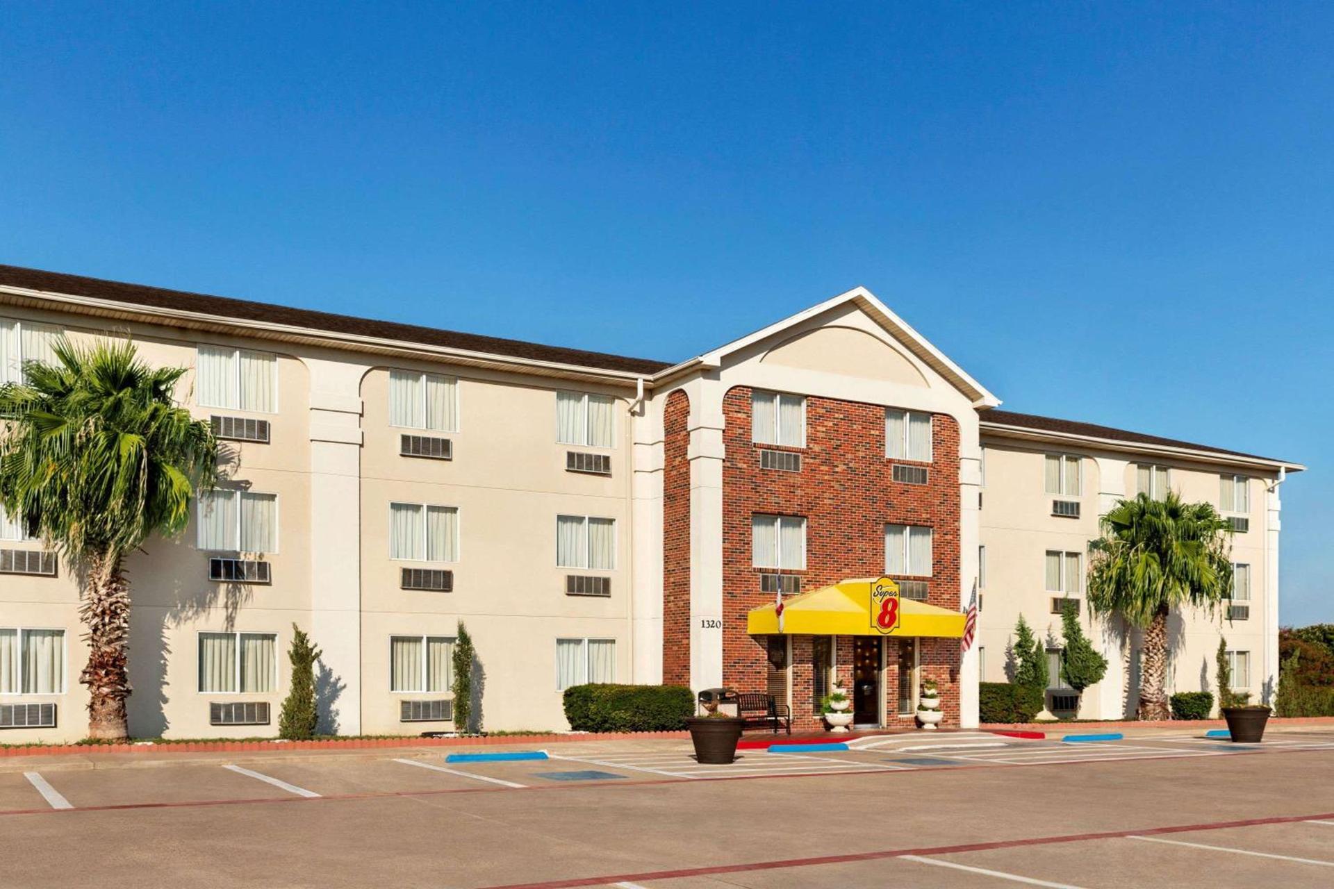 Super 8 by Wyndham Waco University Area — hotel in Waco