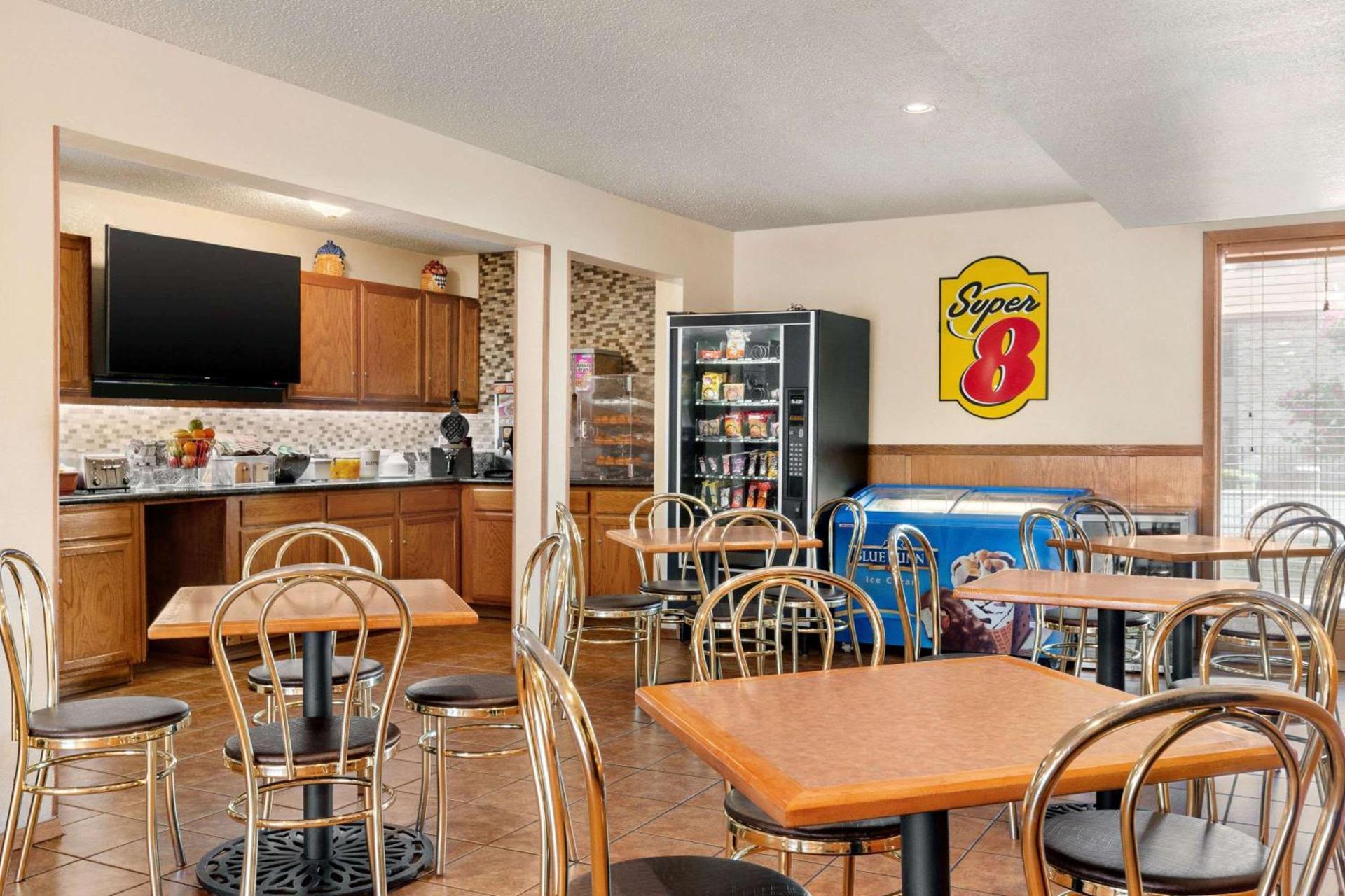 Super 8 by Wyndham Waco University Area photo 11