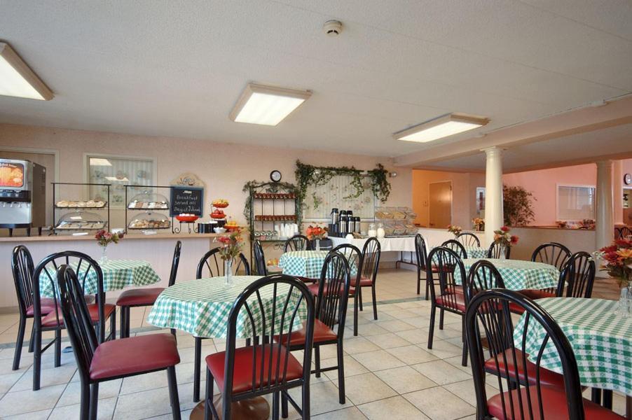 Ramada by Wyndham Hammond Hotel & Conference Center photo 26