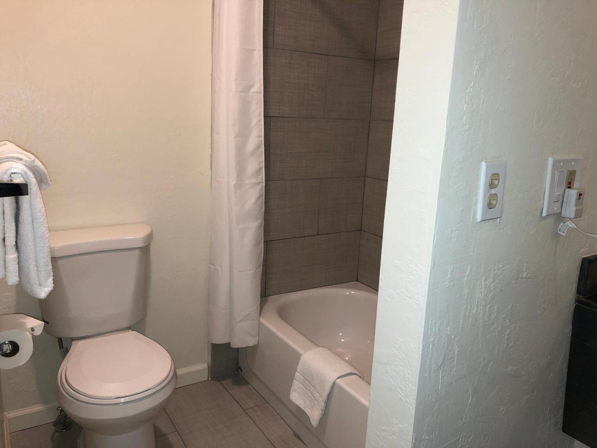 Cedar Inn & Suites photo 32