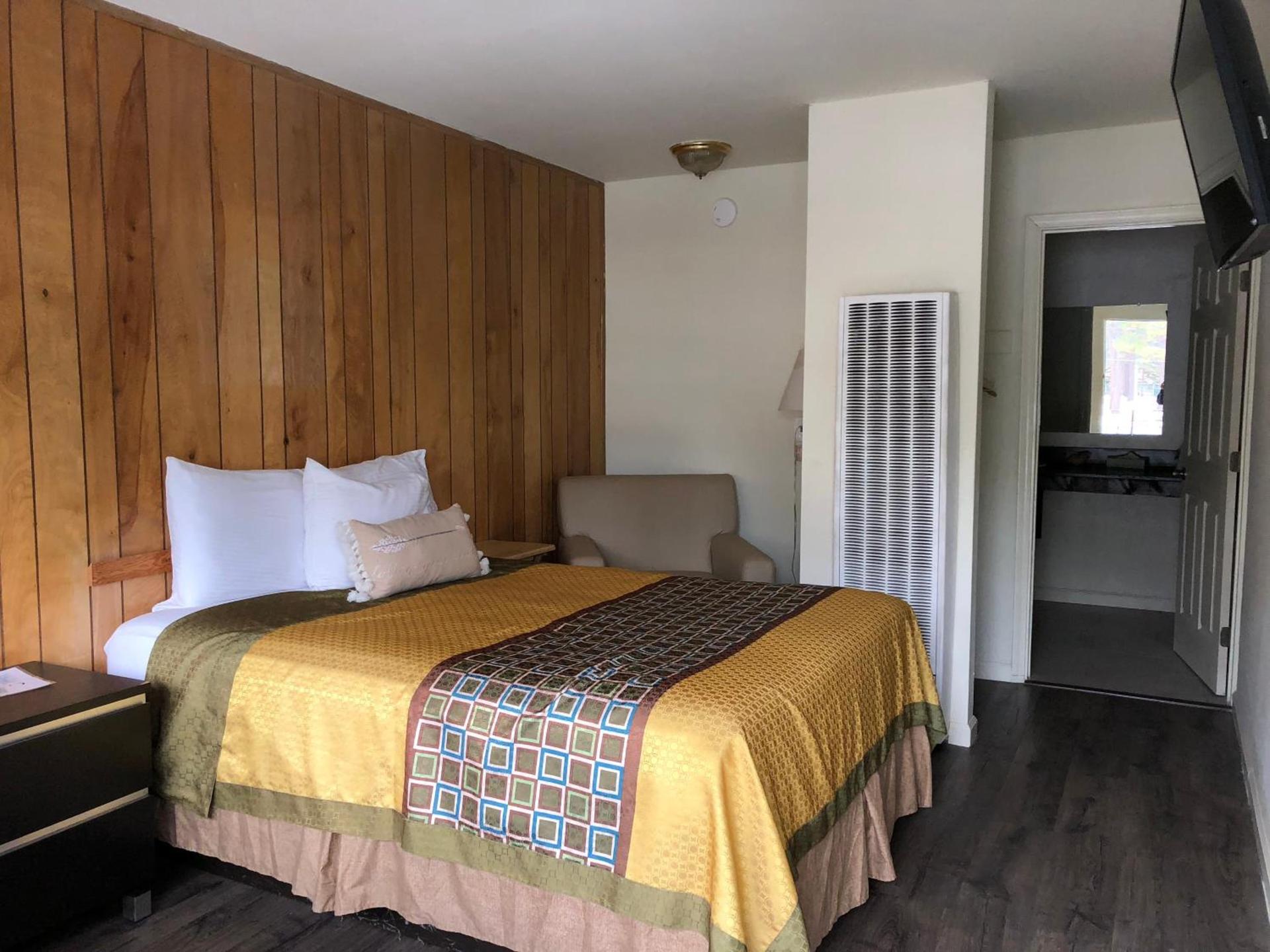 Cedar Inn & Suites photo 39