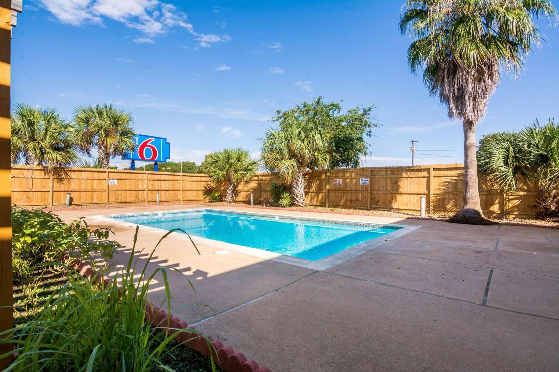 Motel 6-Freeport, TX photo 10