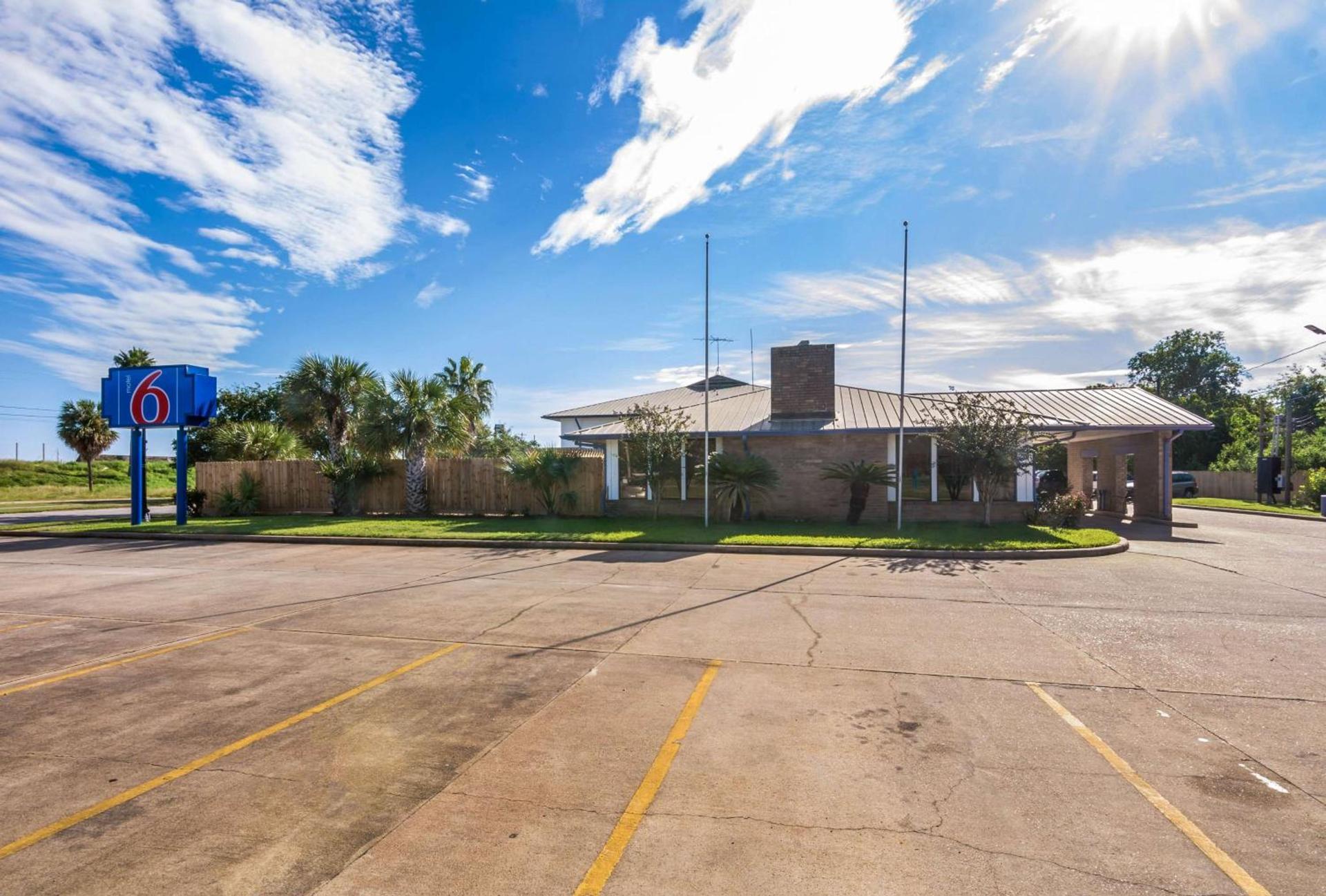 Motel 6-Freeport, TX photo 5