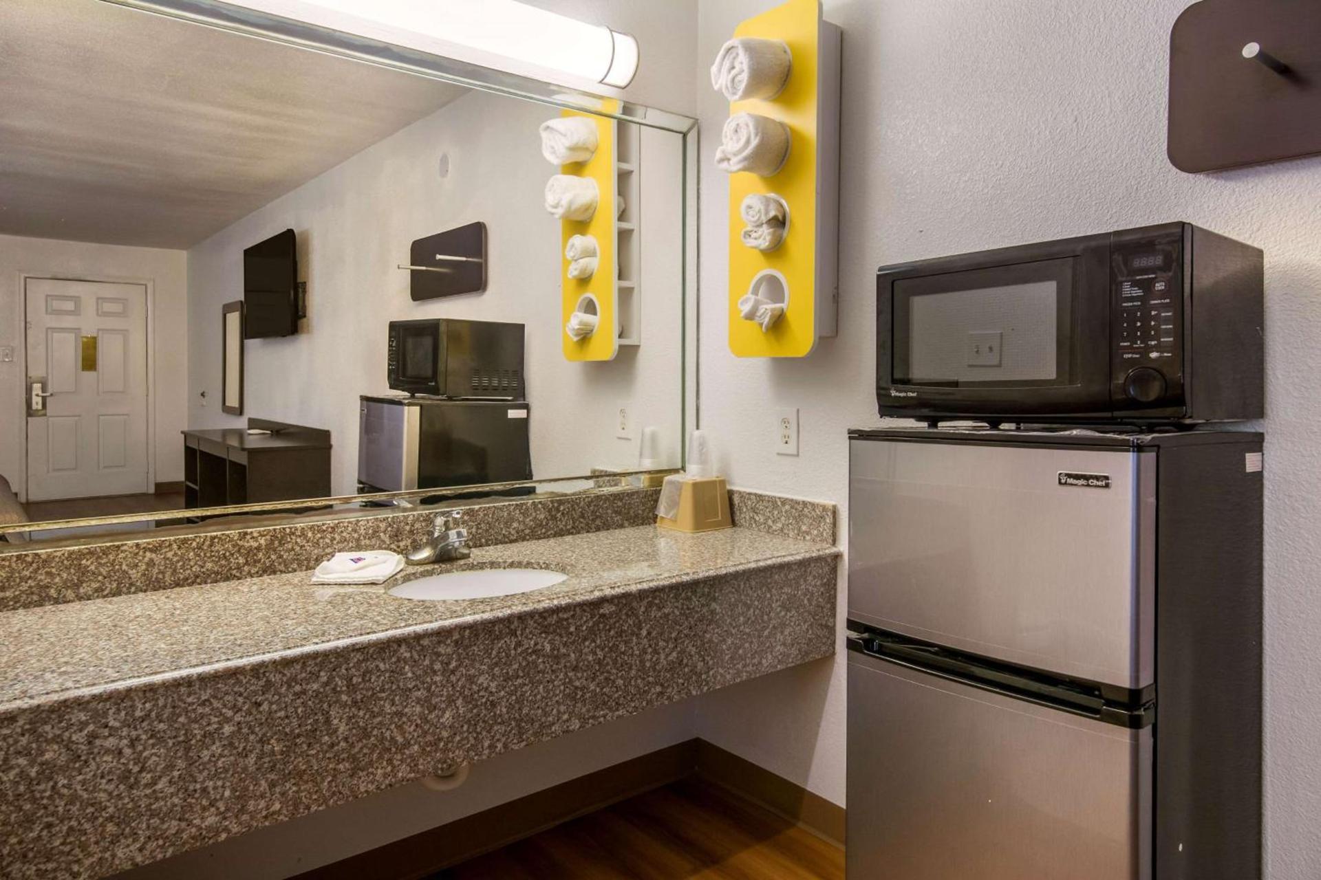 Motel 6-Freeport, TX photo 19