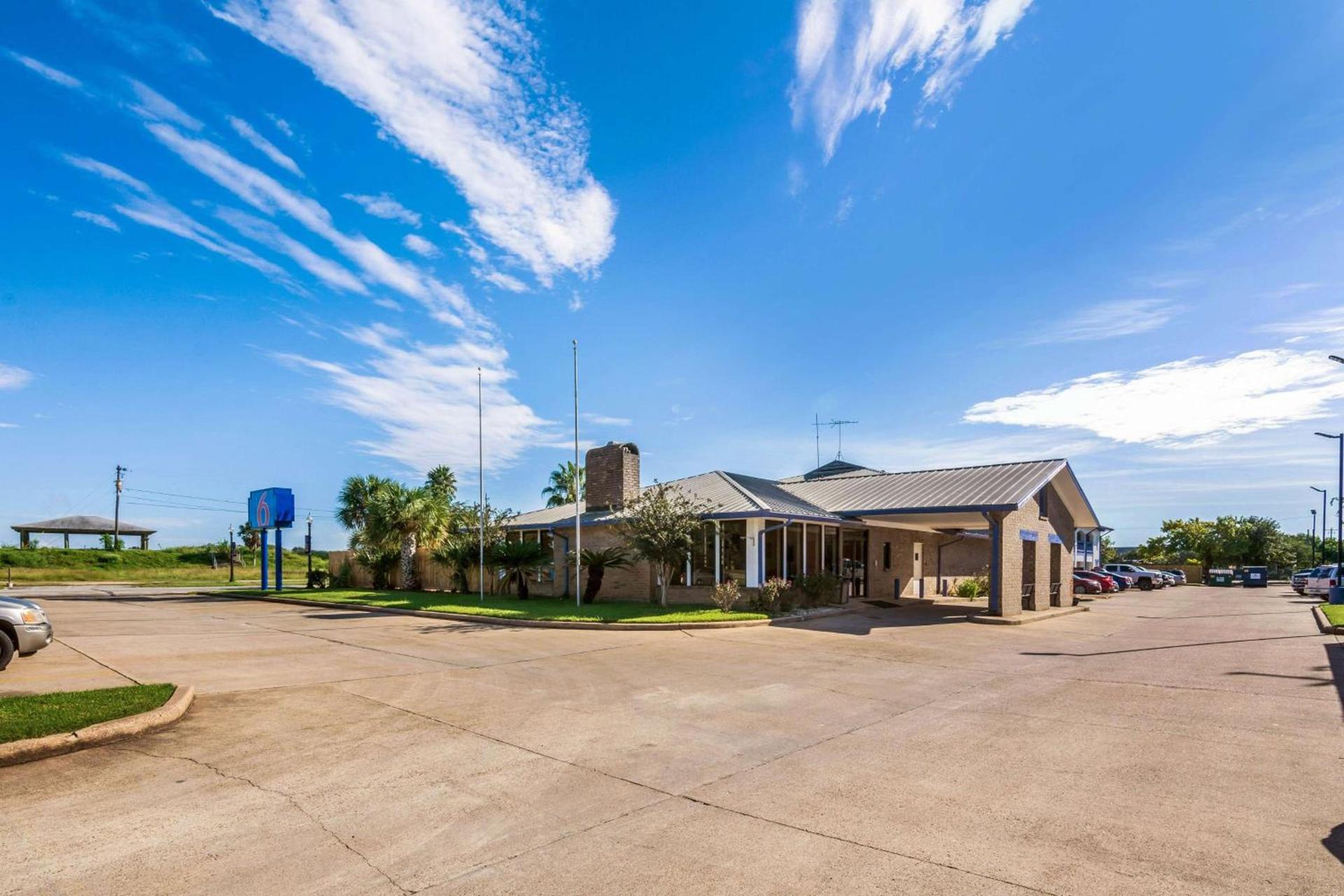 Motel 6-Freeport, TX photo 6
