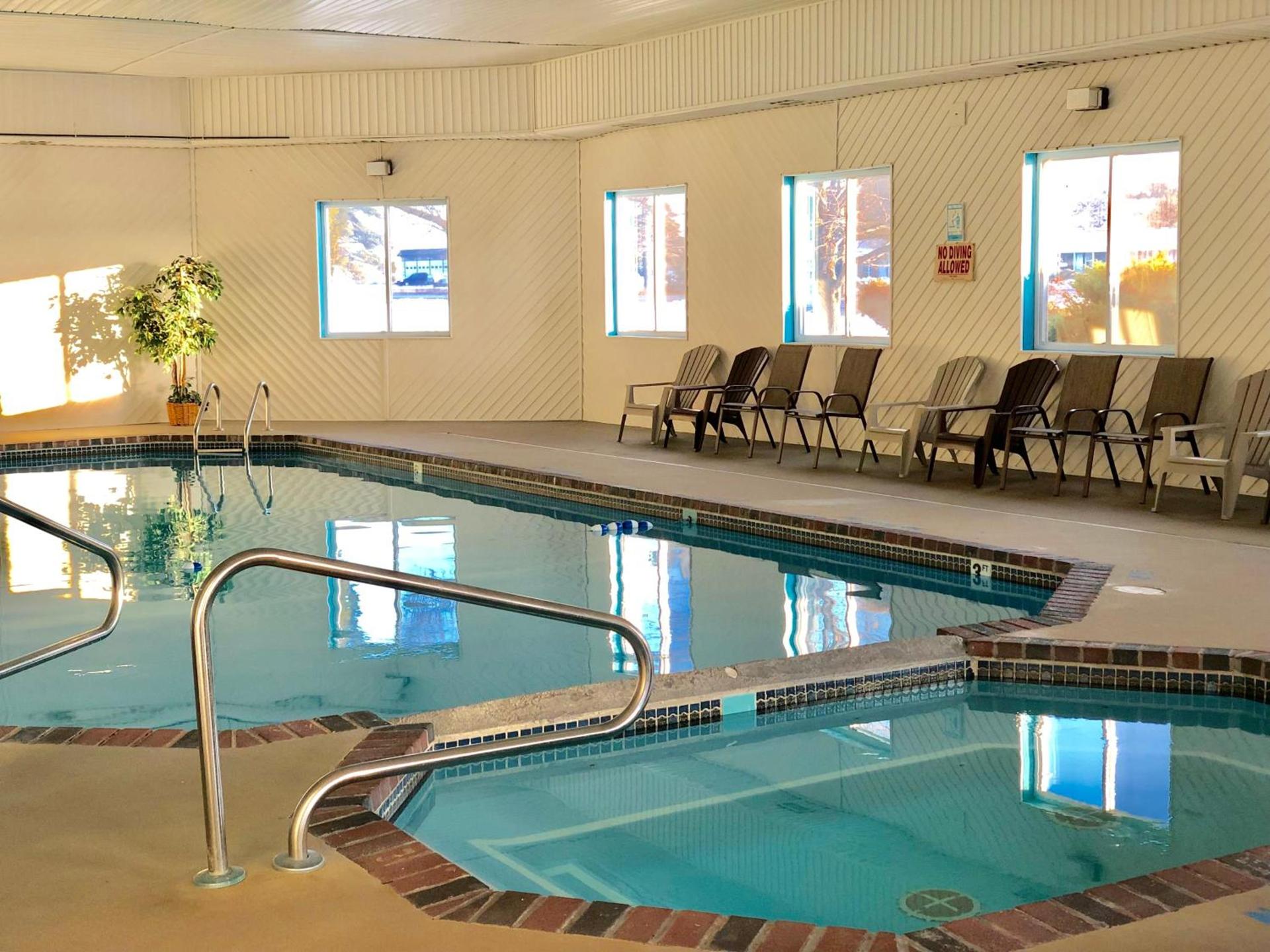 Super 8 by Wyndham Escanaba photo 2