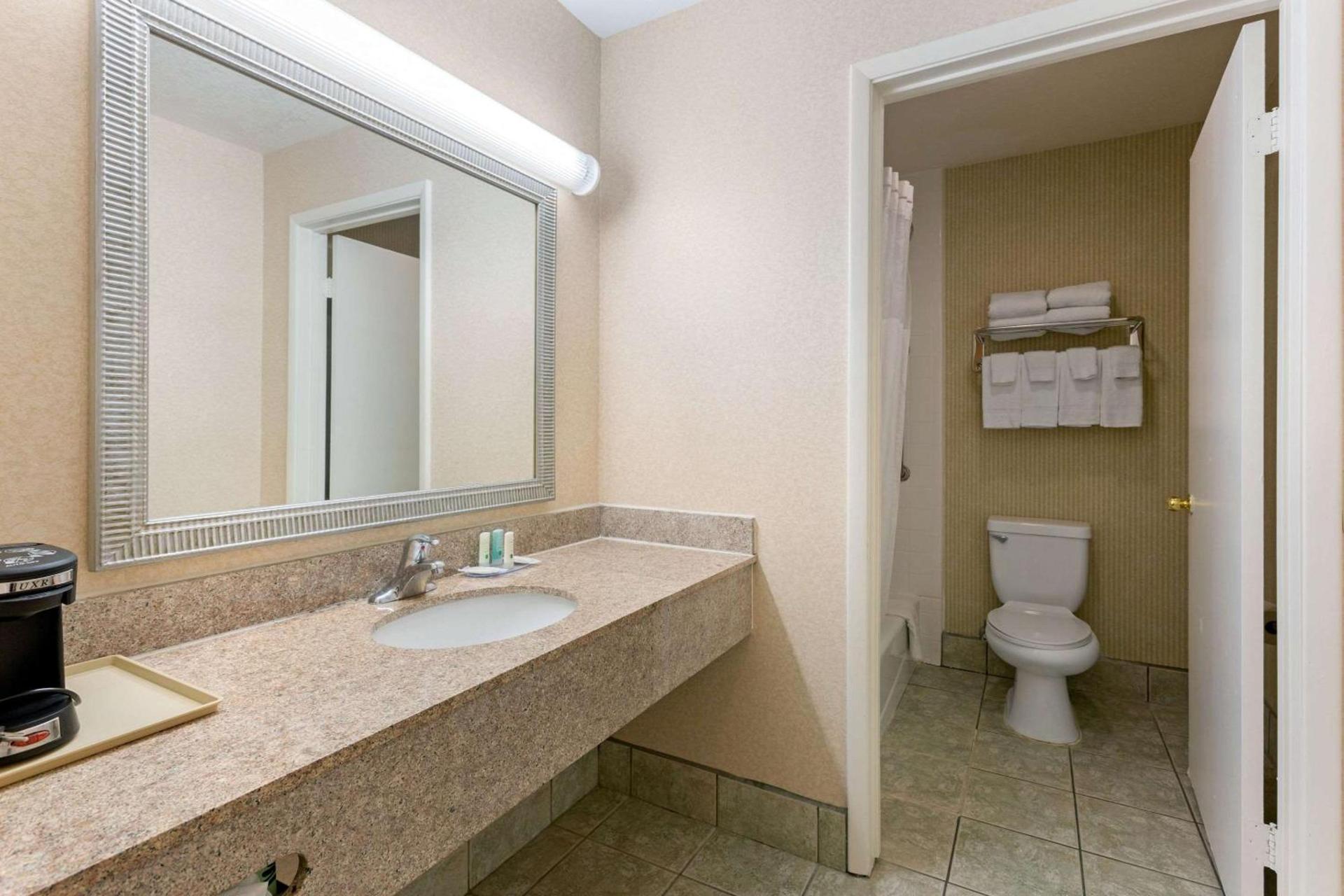 Quality Inn & Suites Oceanside Near Camp Pendleton photo 44