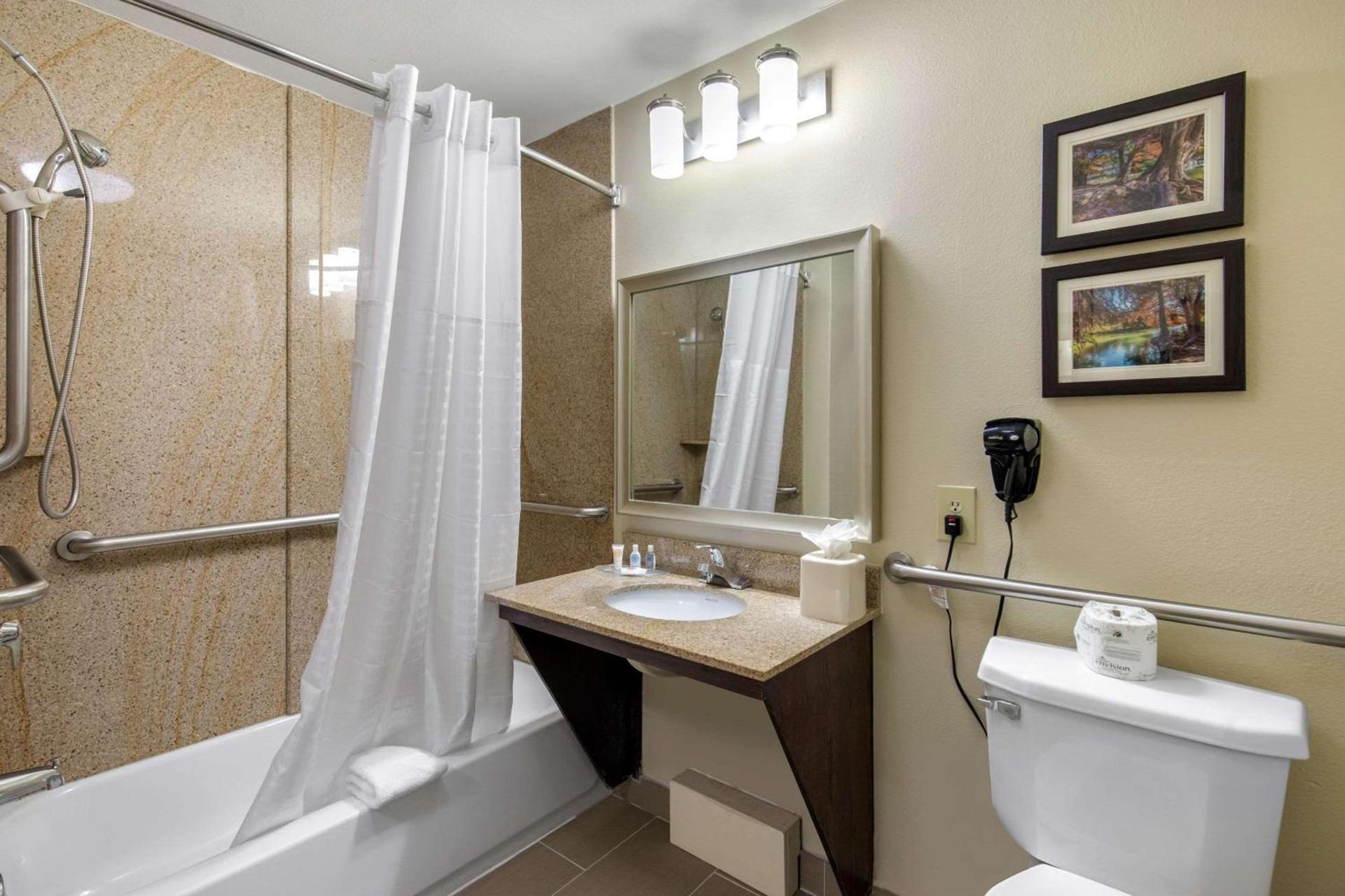 Comfort Inn & Suites Cedar Hill Duncanville photo 14