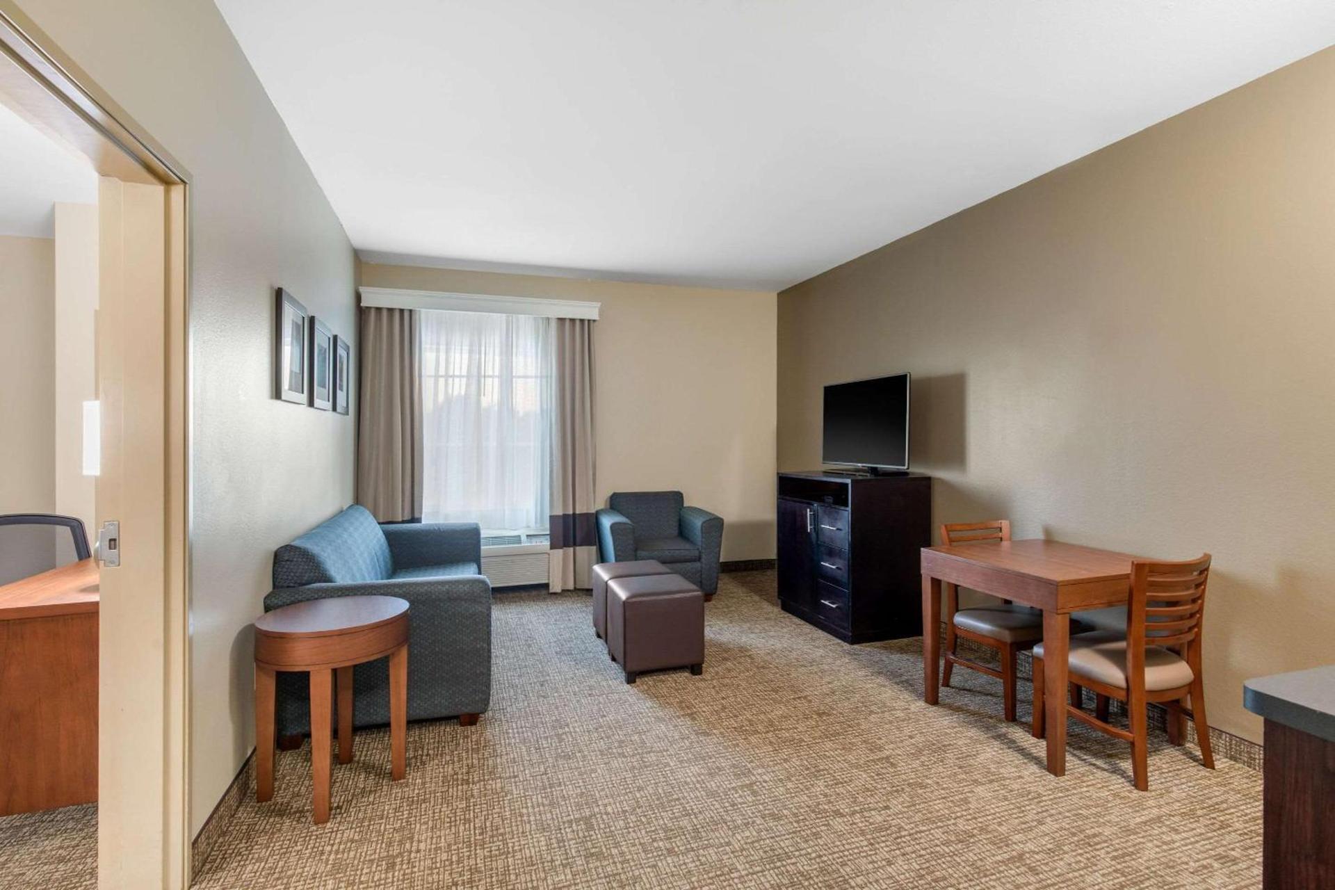 Comfort Inn & Suites Cedar Hill Duncanville photo 28