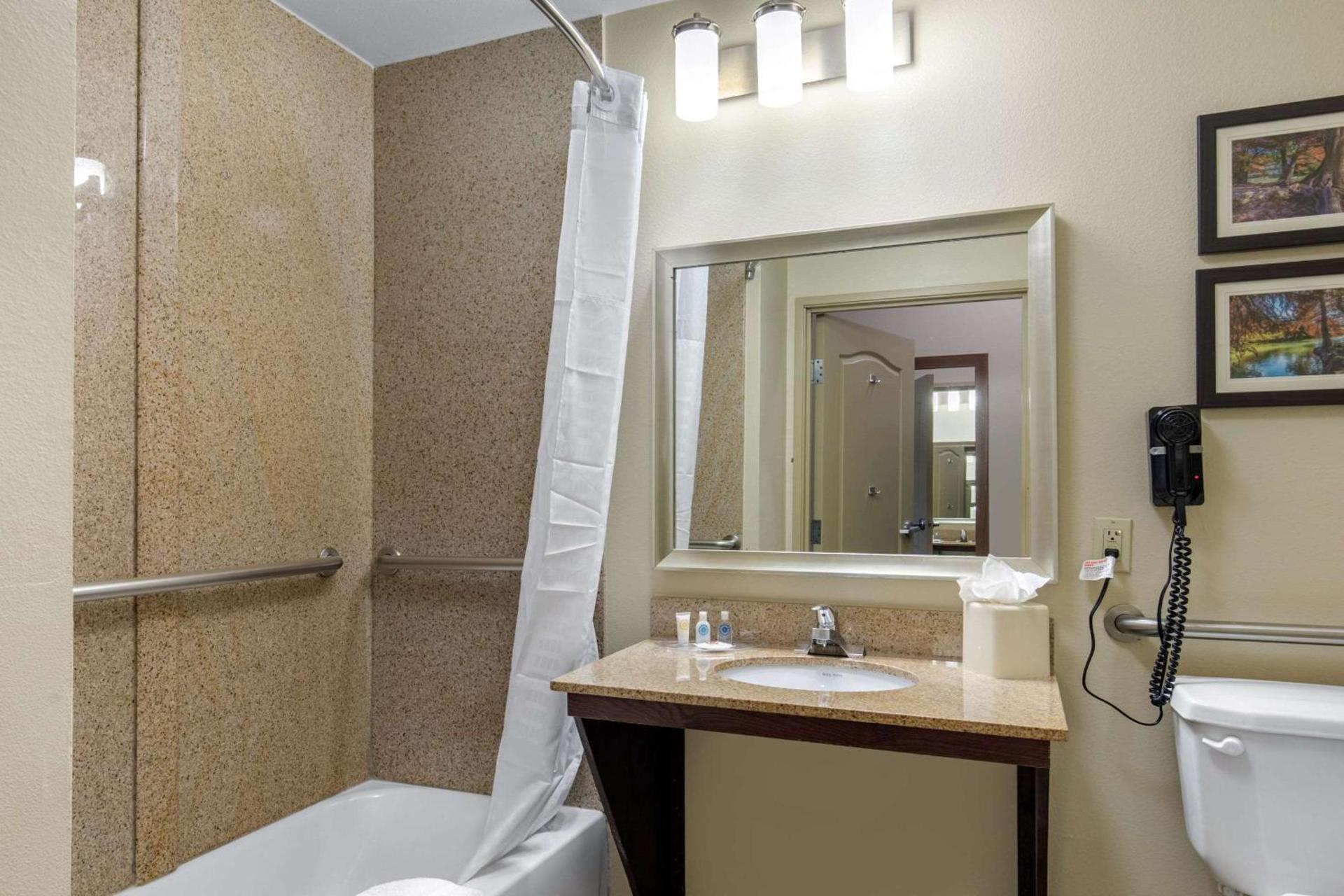 Comfort Inn & Suites Cedar Hill Duncanville photo 17