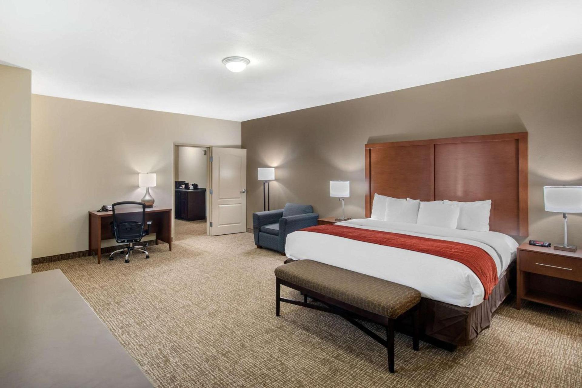 Comfort Inn & Suites Cedar Hill Duncanville photo 26