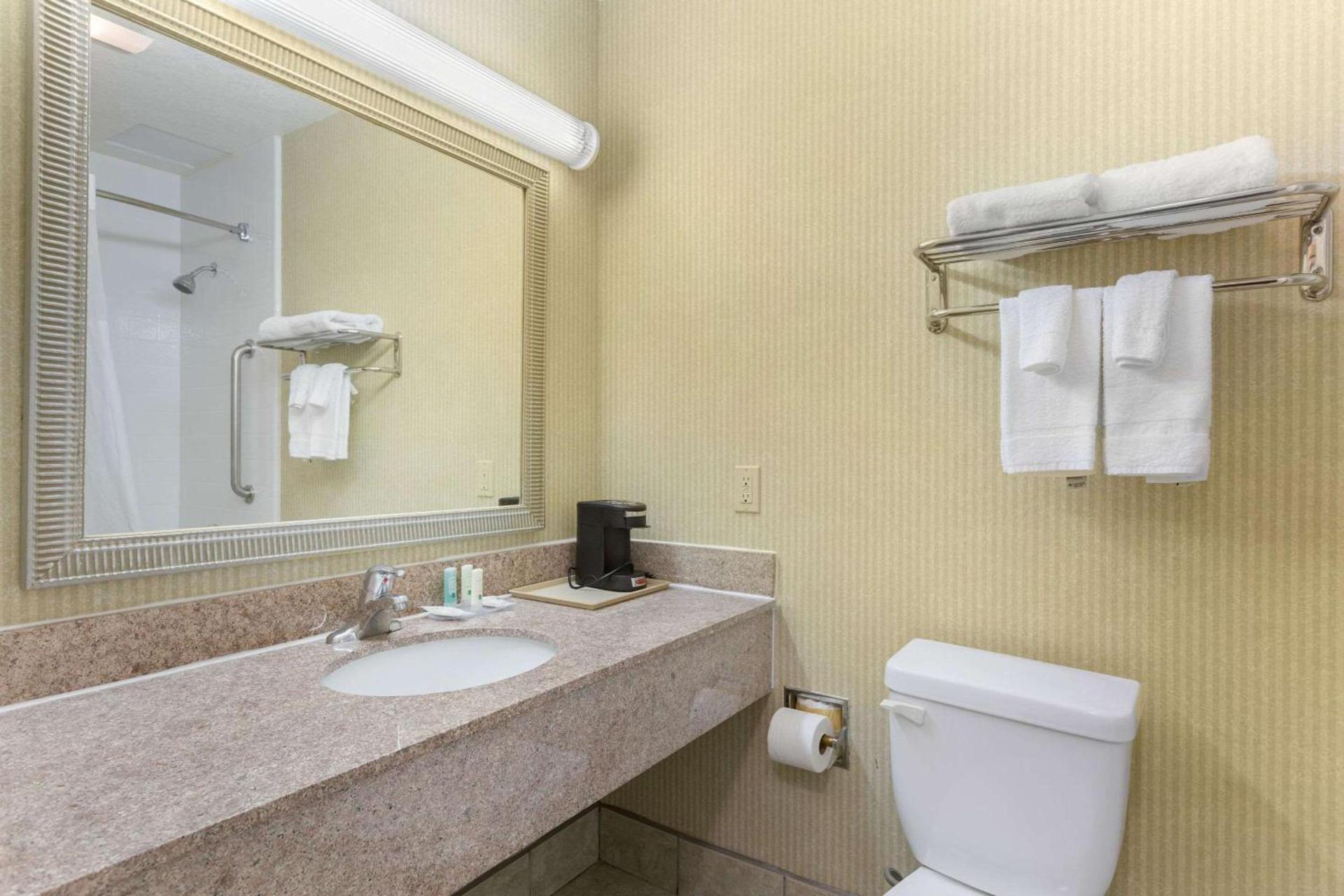 Quality Inn & Suites Oceanside Near Camp Pendleton photo 42