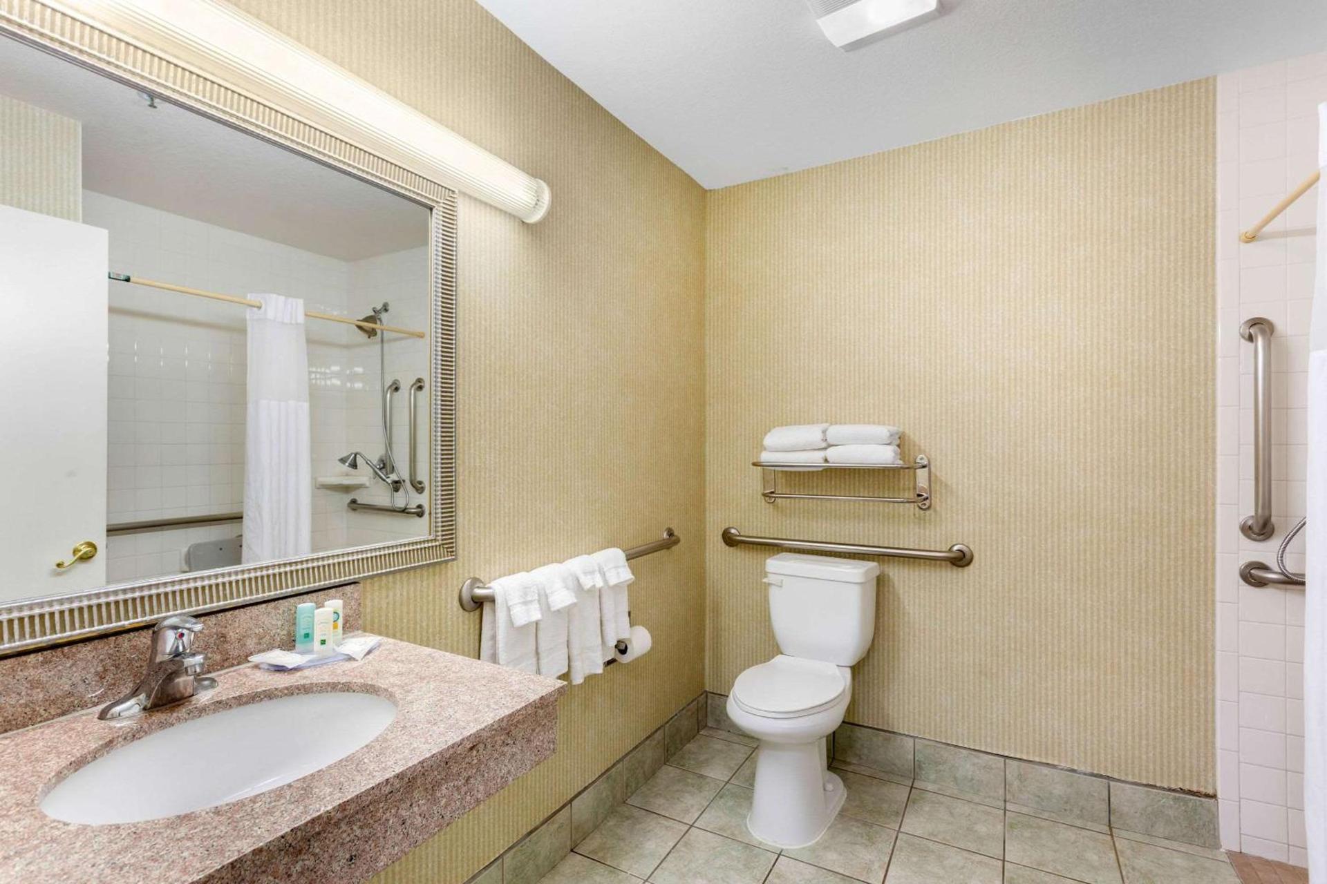 Quality Inn & Suites Oceanside Near Camp Pendleton photo 27
