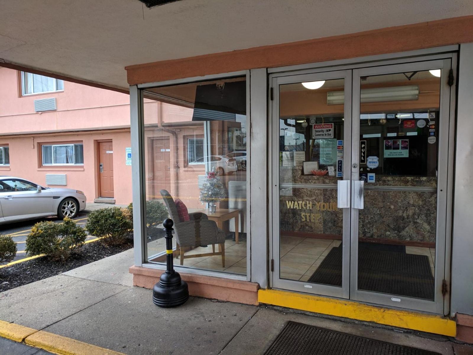 Skylark Motel photo 2