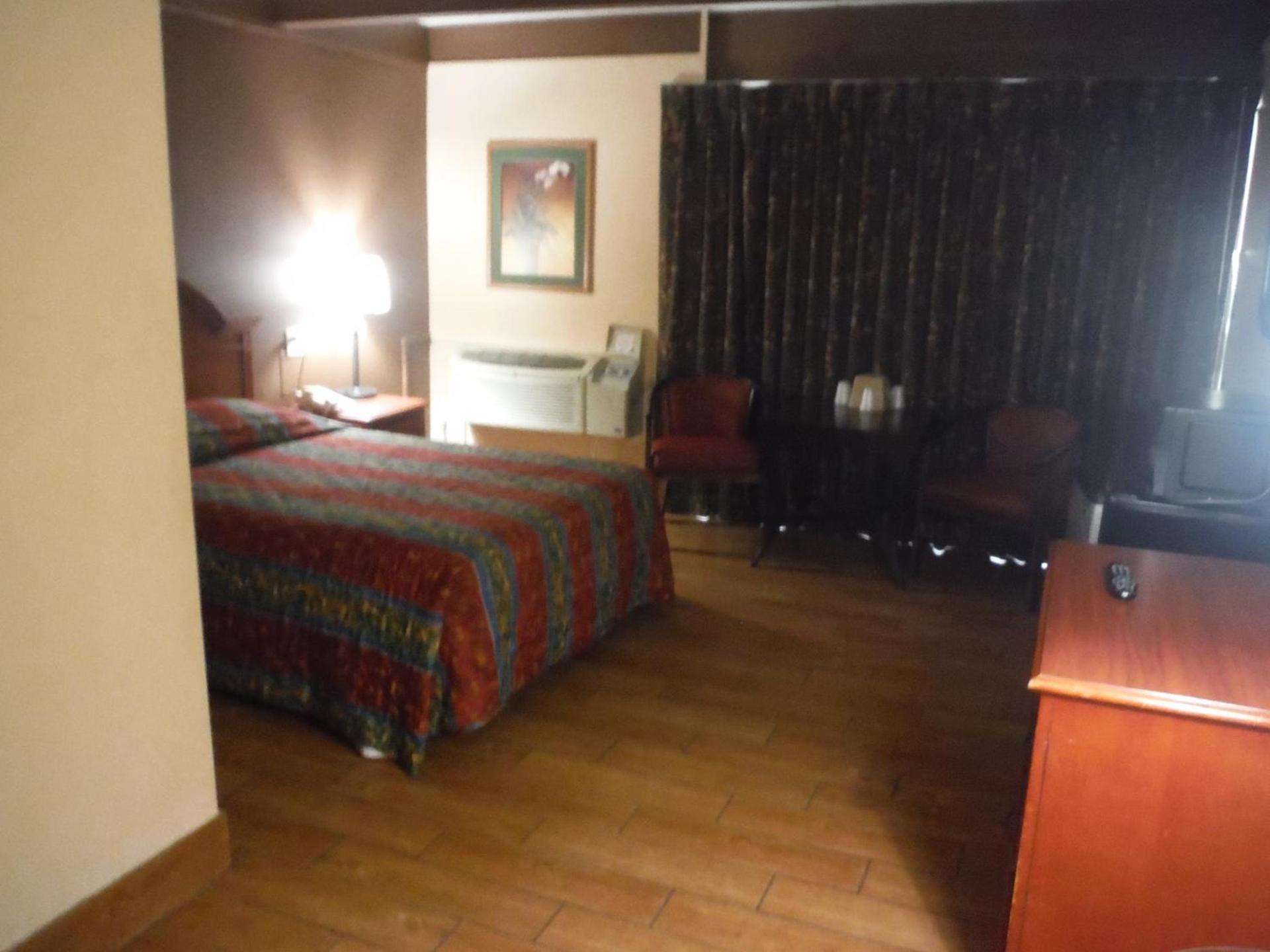 Budgetel Inn & Suites Hotel photo 12