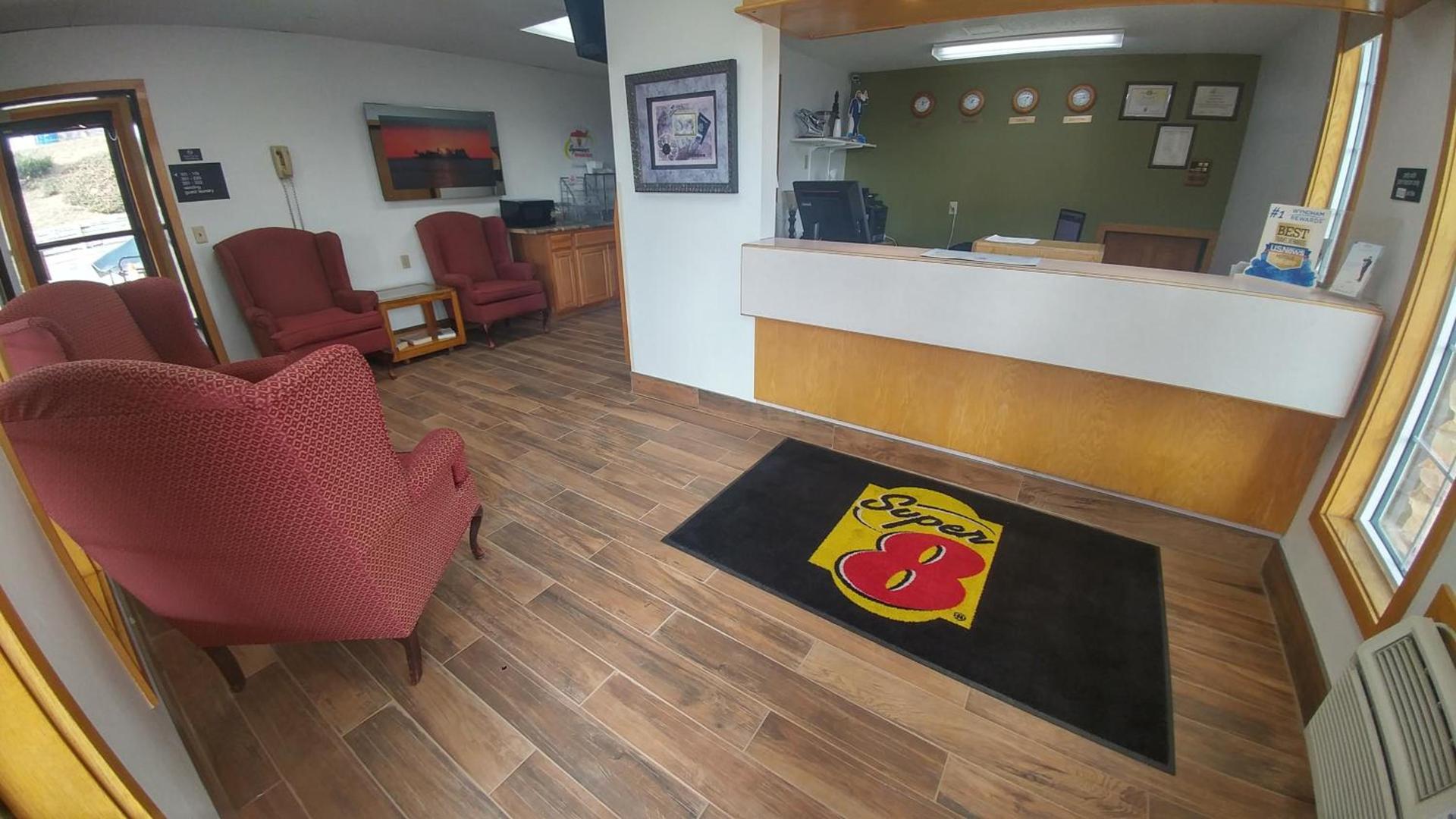 Super 8 by Wyndham Minot Airport photo 5