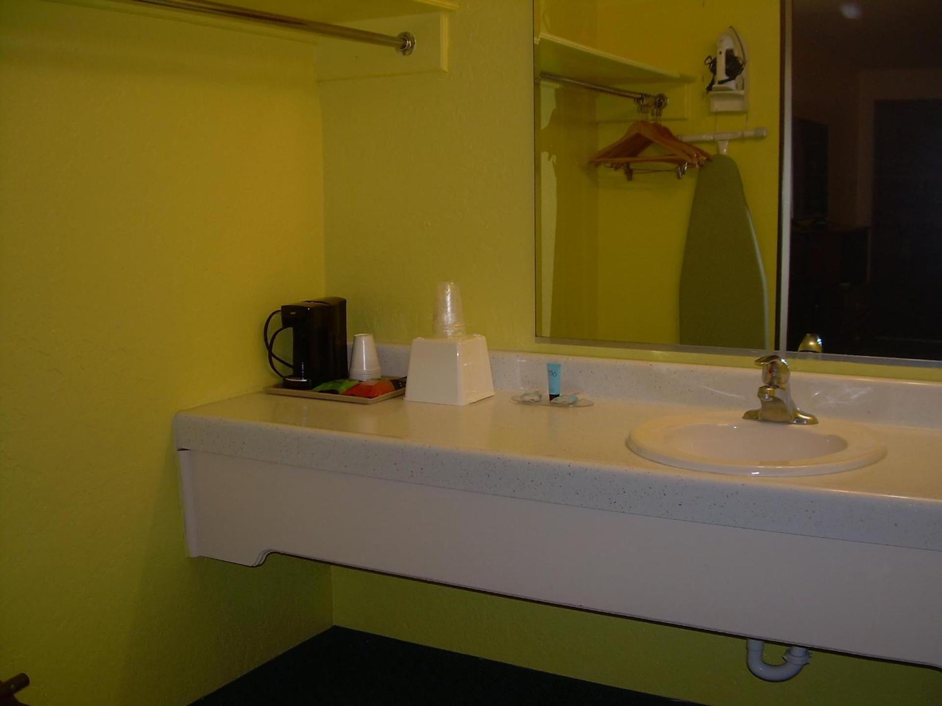 83 motel photo 11