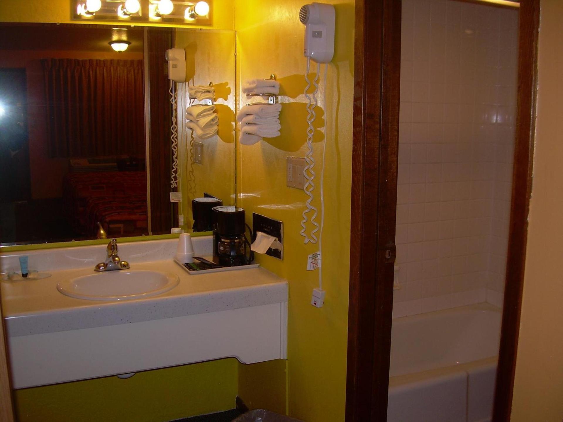83 motel photo 18