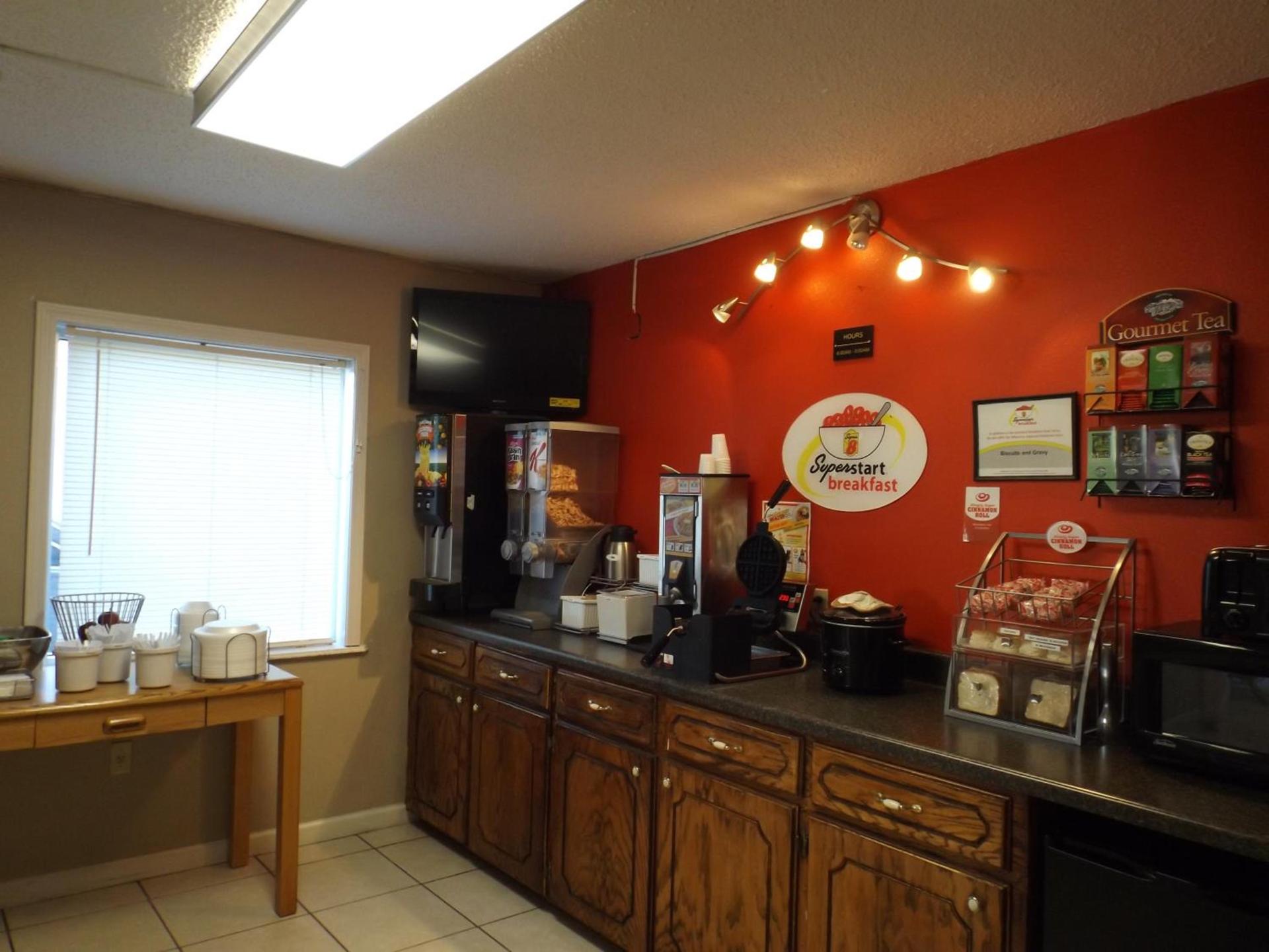 Super 8 by Wyndham Monticello AR photo 13
