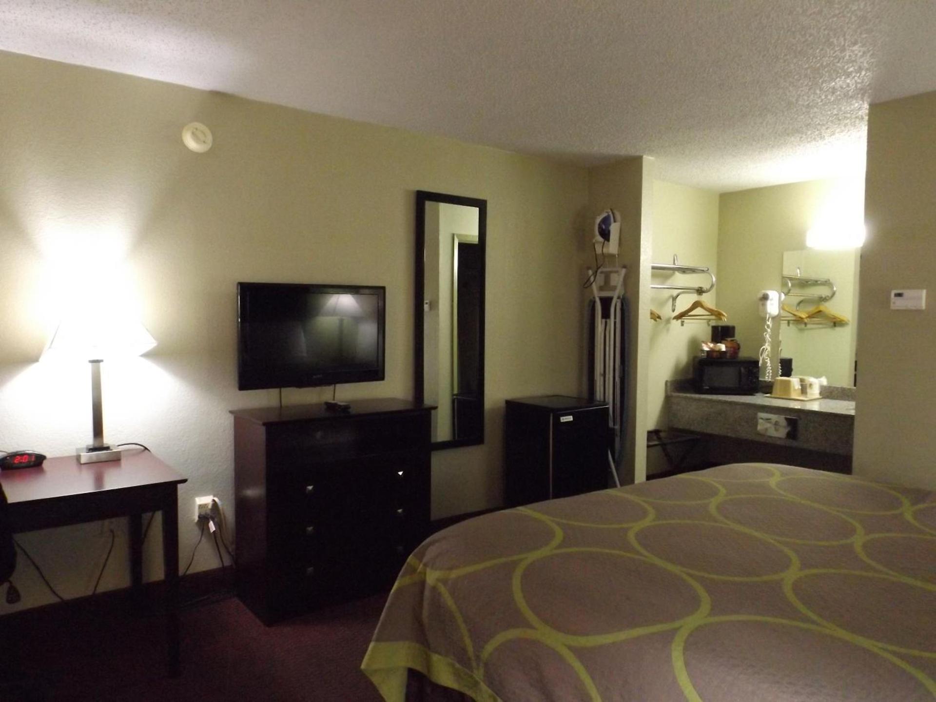 Super 8 by Wyndham Monticello AR photo 25