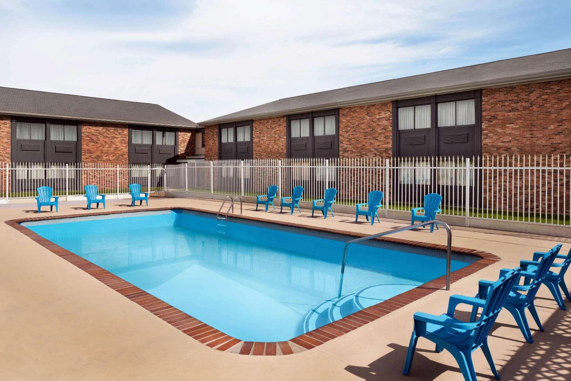 Super 8 by Wyndham Des Moines photo 26