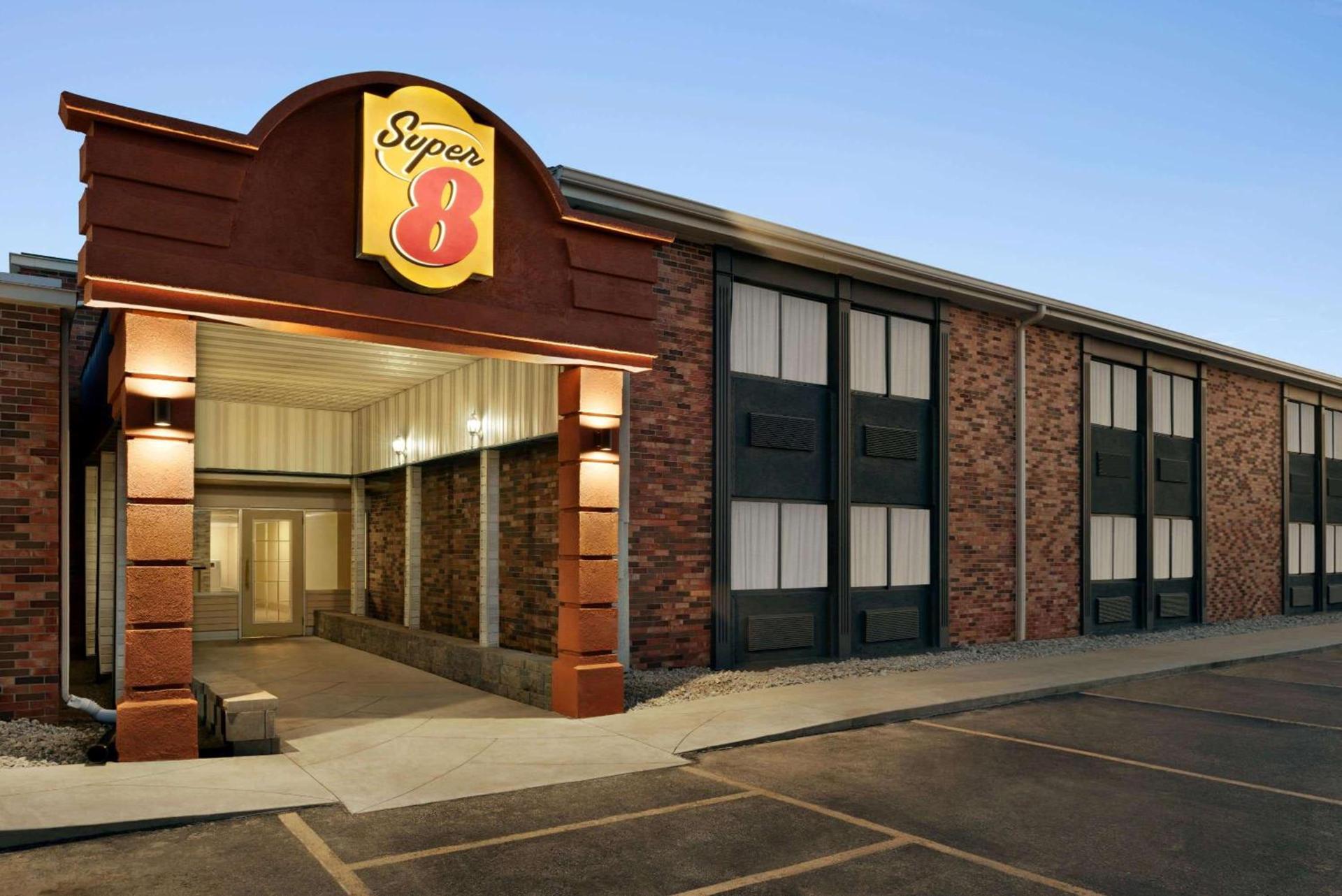 Super 8 by Wyndham Des Moines photo 23