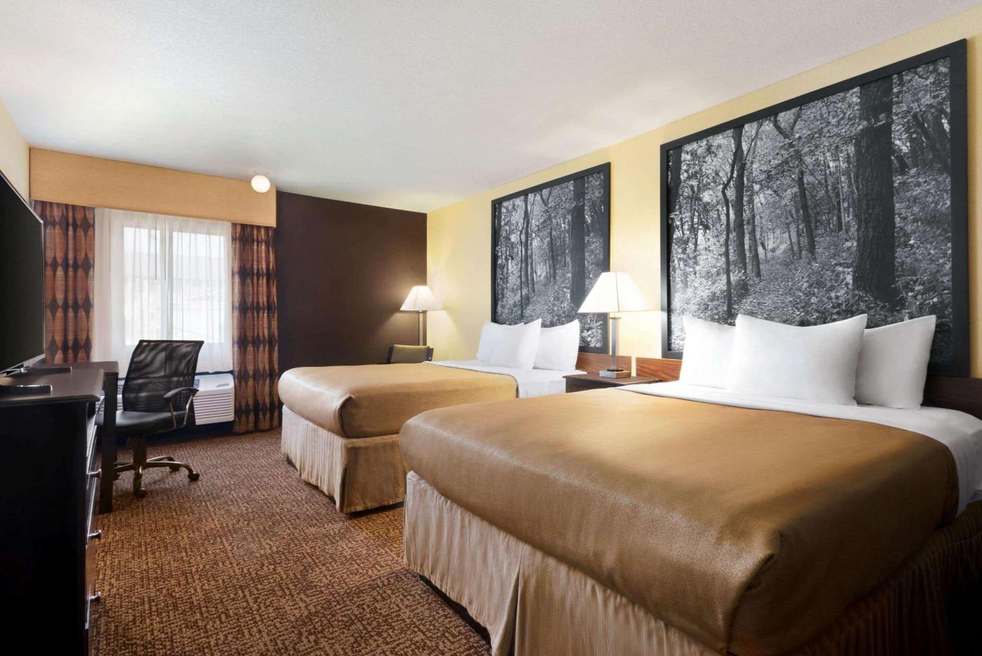Super 8 by Wyndham Des Moines photo 21