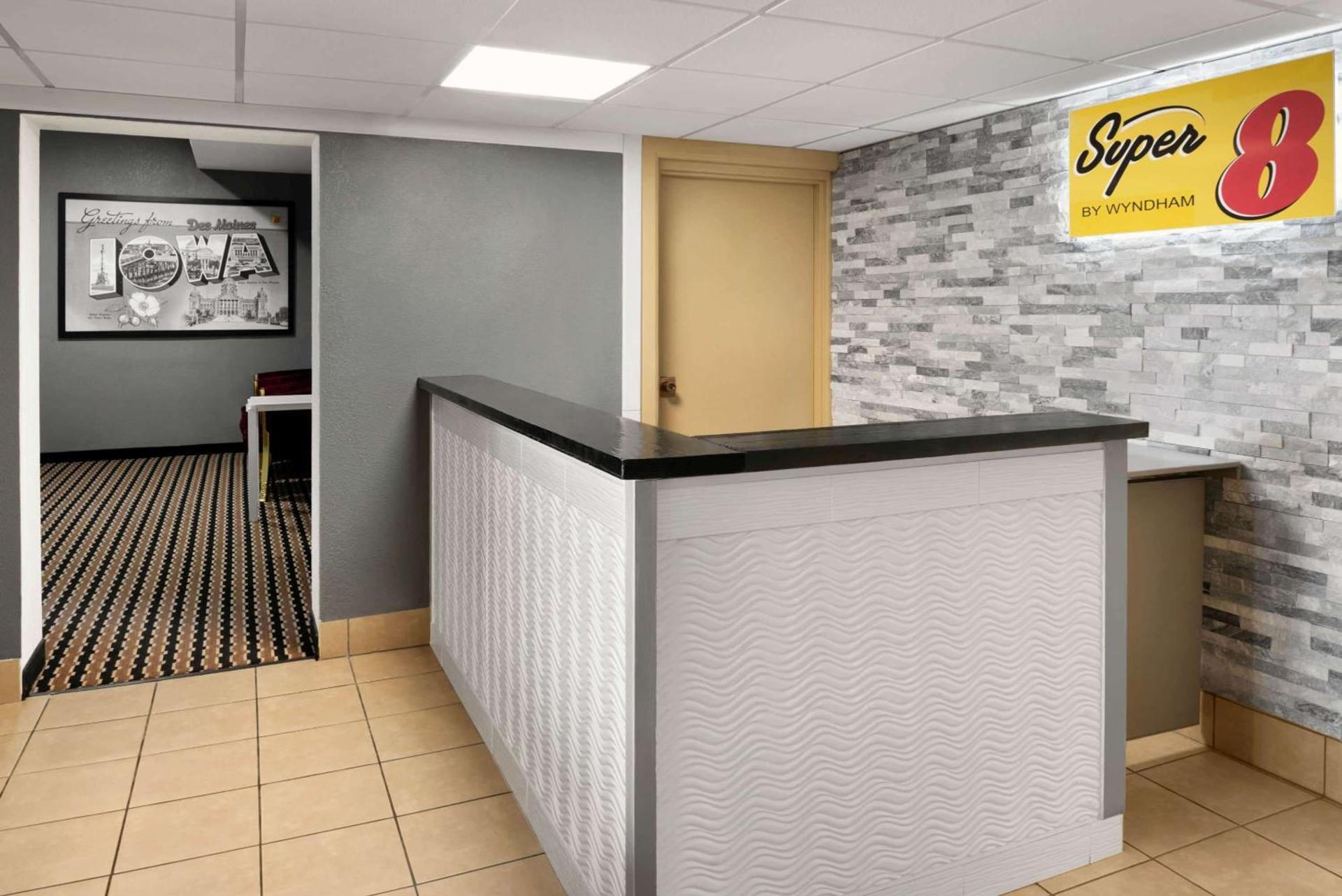 Super 8 by Wyndham Des Moines photo 16
