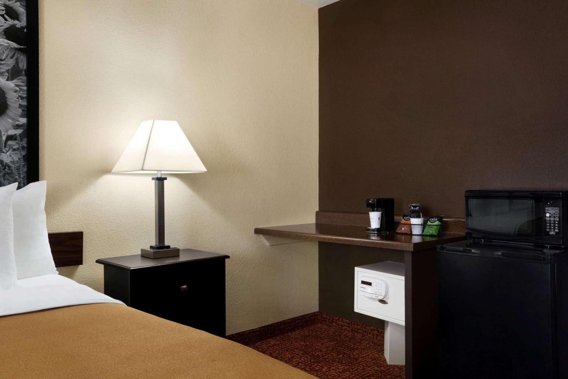 Super 8 by Wyndham Des Moines photo 15