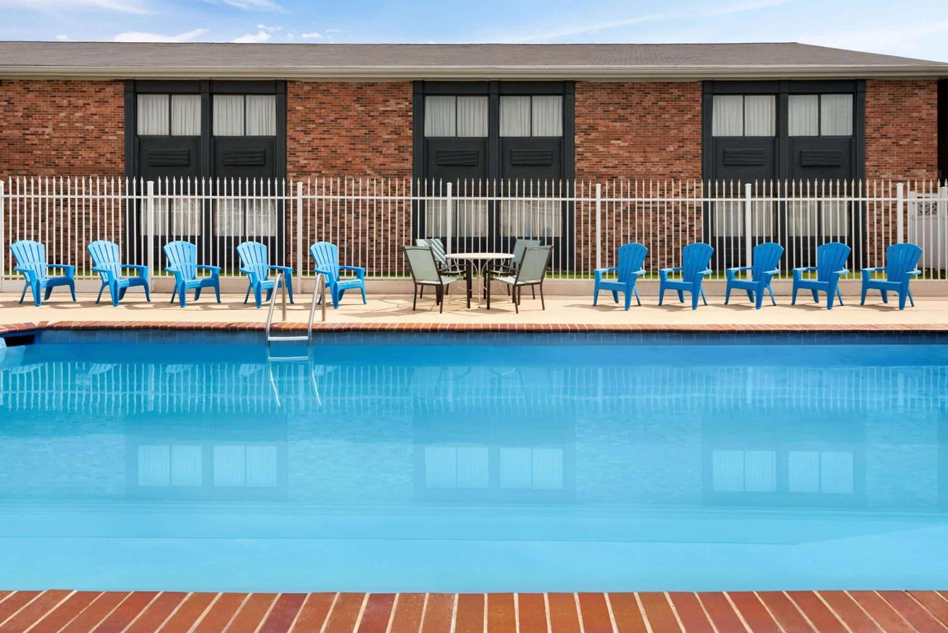 Super 8 by Wyndham Des Moines photo 14
