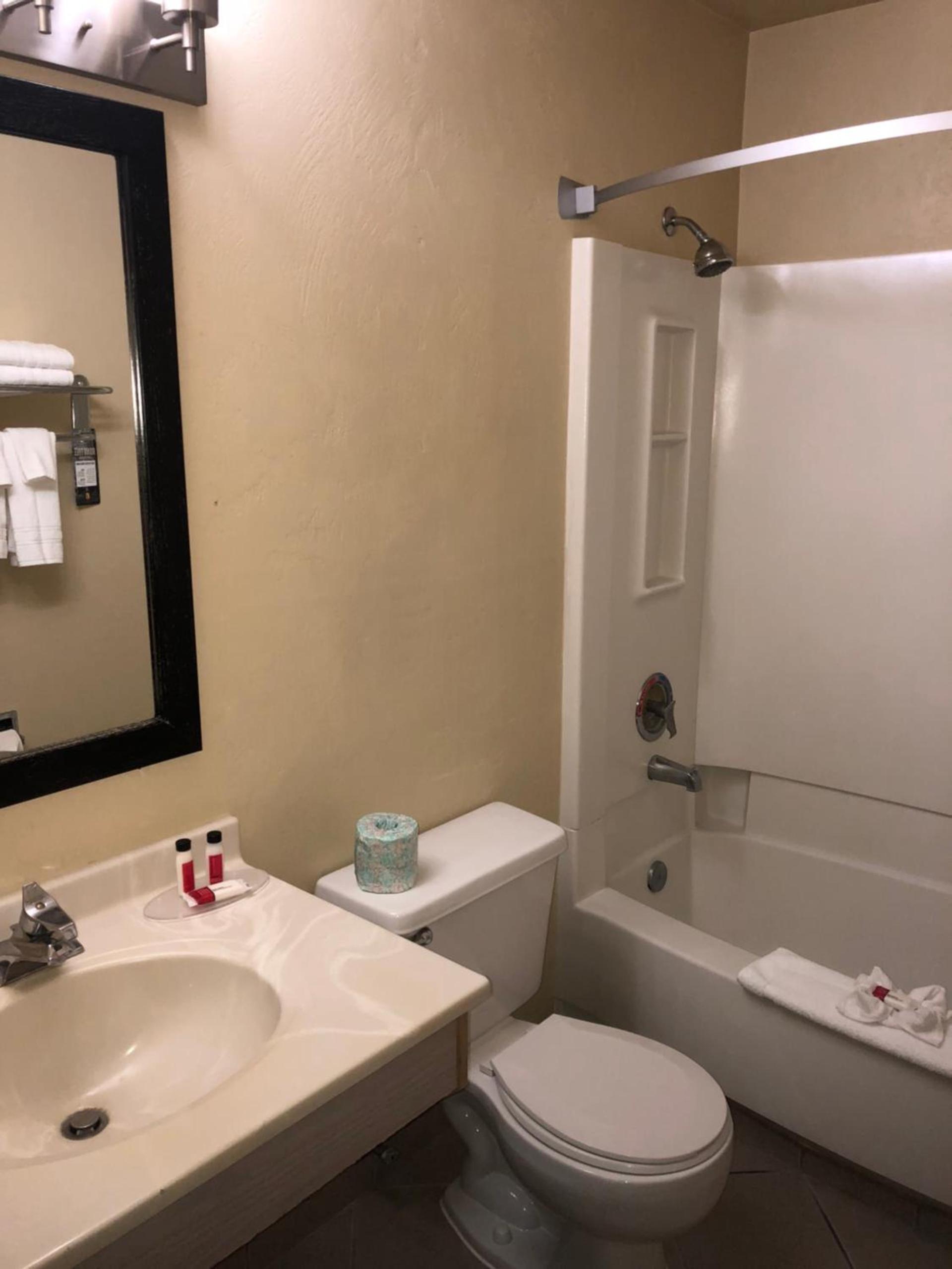 Super 8 by Wyndham Kennewick photo 25