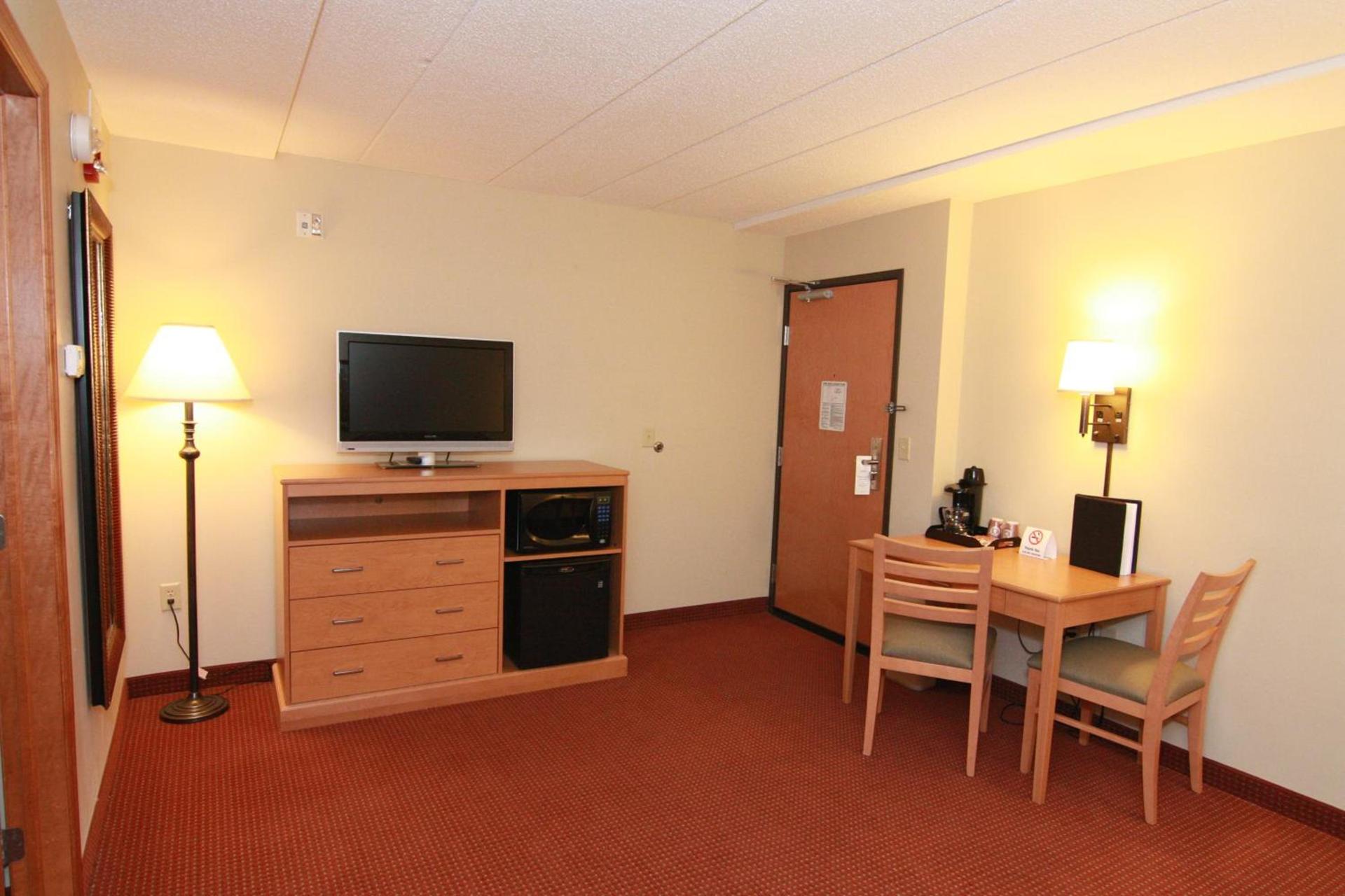 AmeriVu Inn and Suites - Waconia photo 62