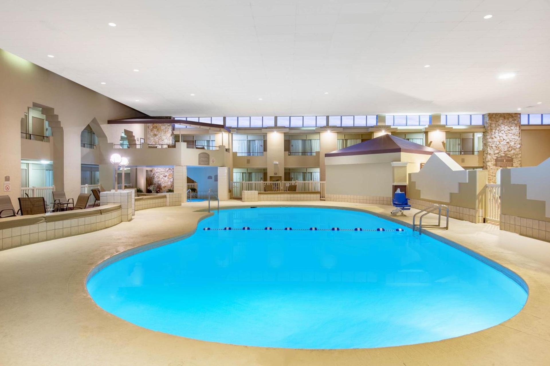 Ramada by Wyndham Midtown Grand Island photo 27
