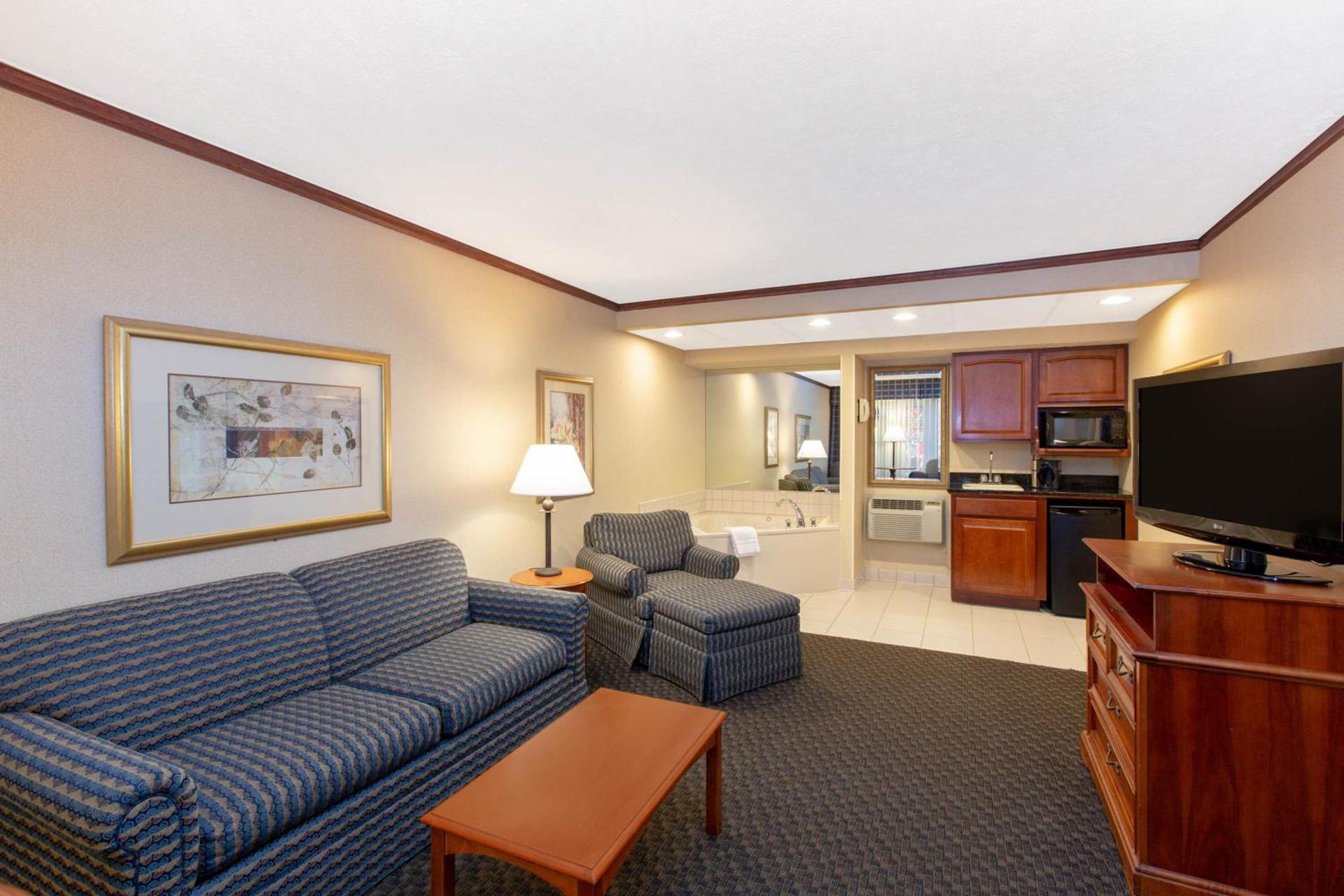 Ramada by Wyndham Midtown Grand Island photo 24