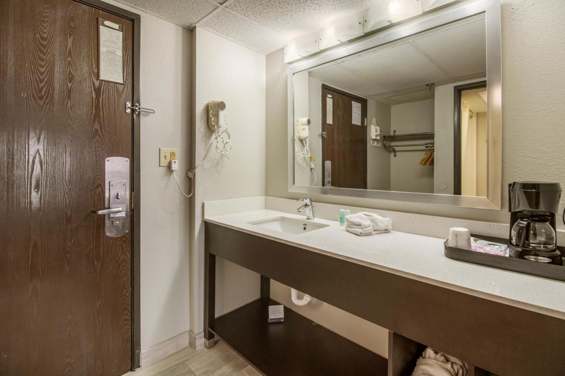 Clarion Hotel Jackson Northwest photo 6