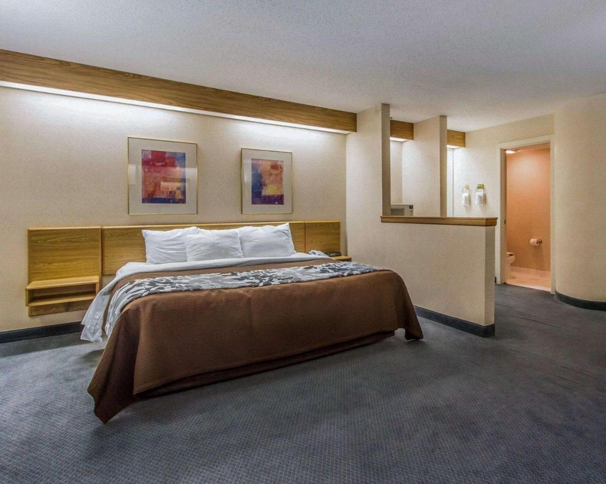 Rodeway Inn photo 16