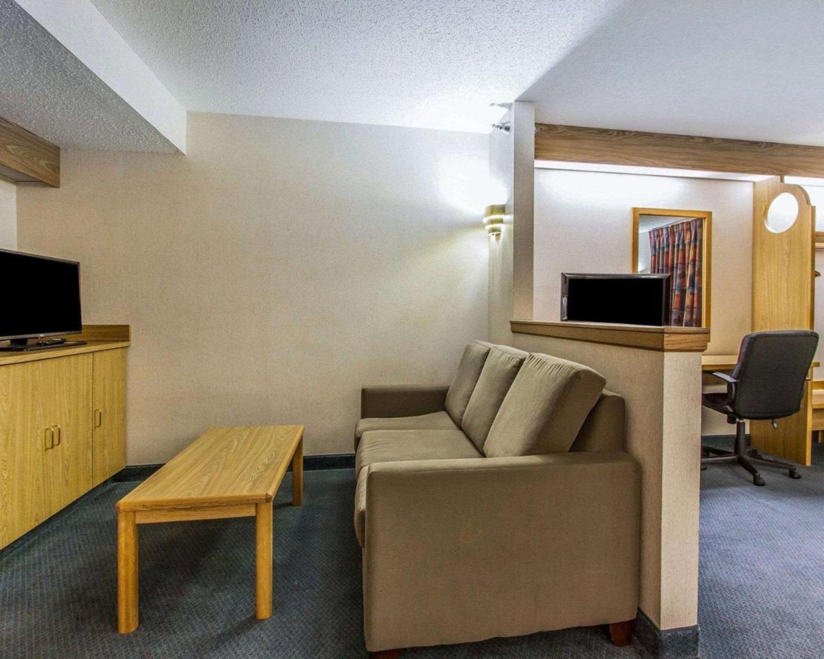 Rodeway Inn photo 18
