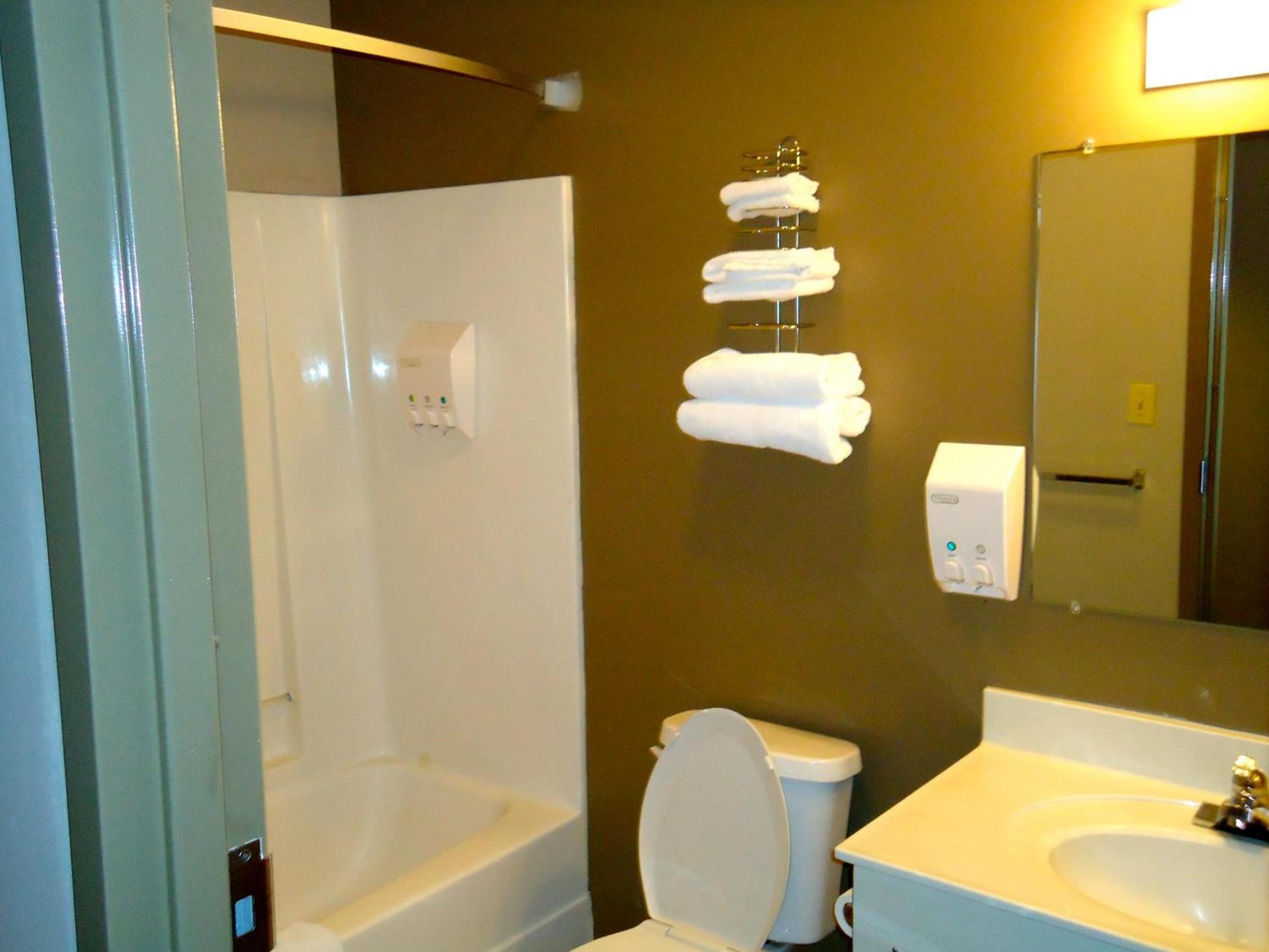 Super 8 by Wyndham Niagara Falls photo 23