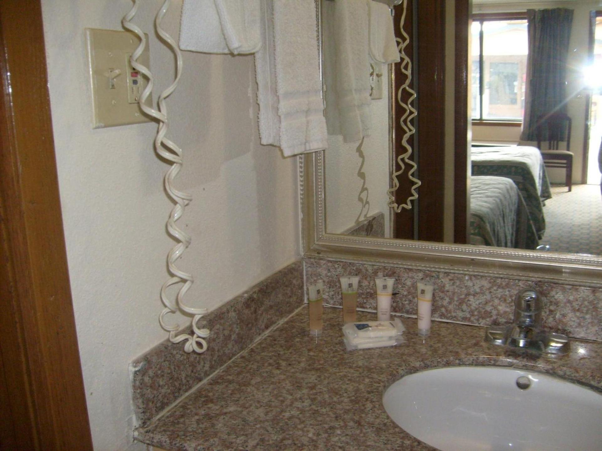 Express Inn Thomson photo 29