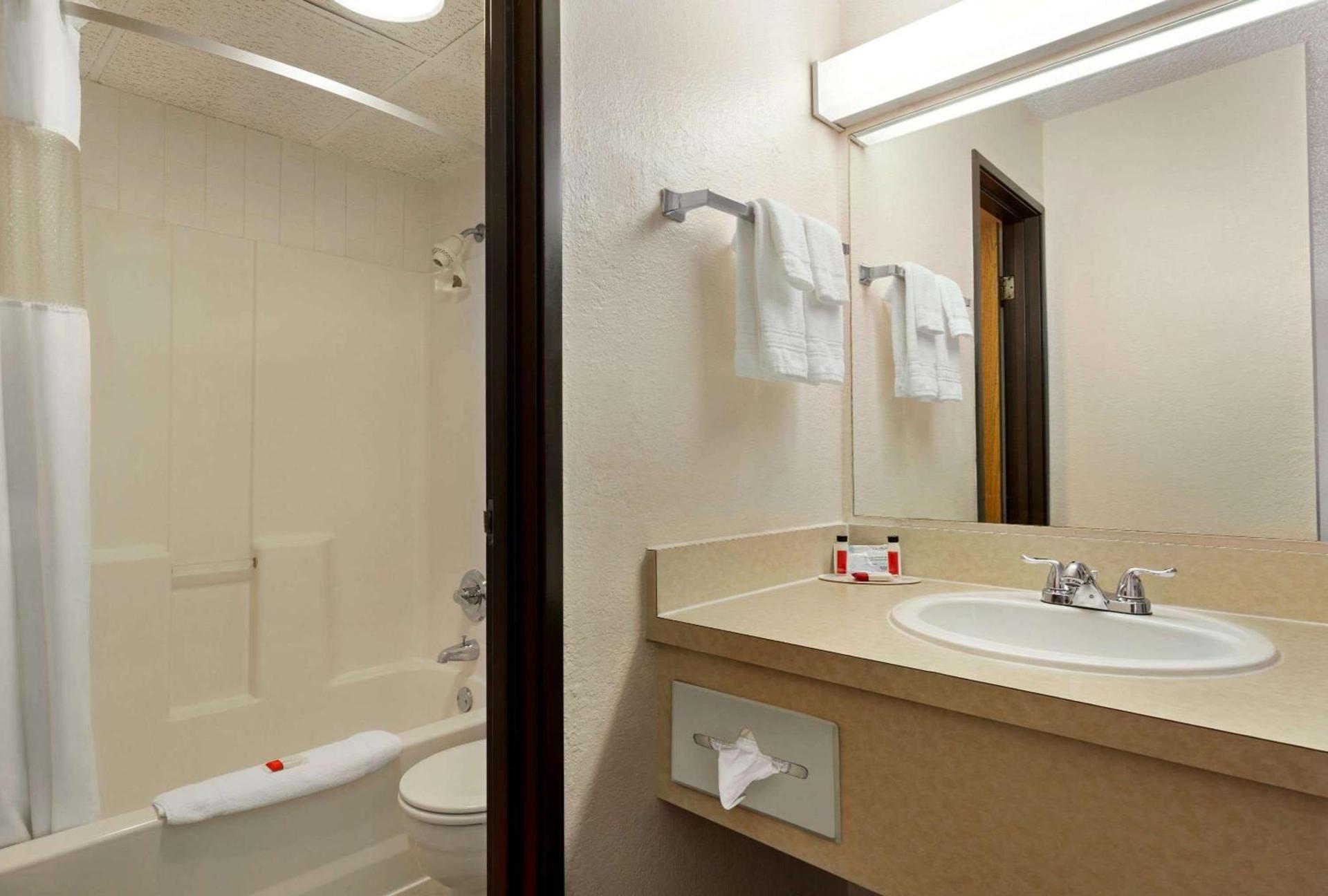 Howard Johnson by Wyndham Billings photo 20