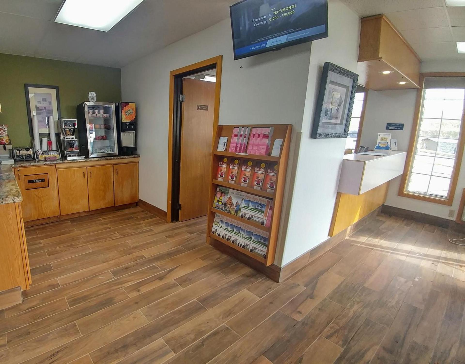 Super 8 by Wyndham Minot Airport photo 4