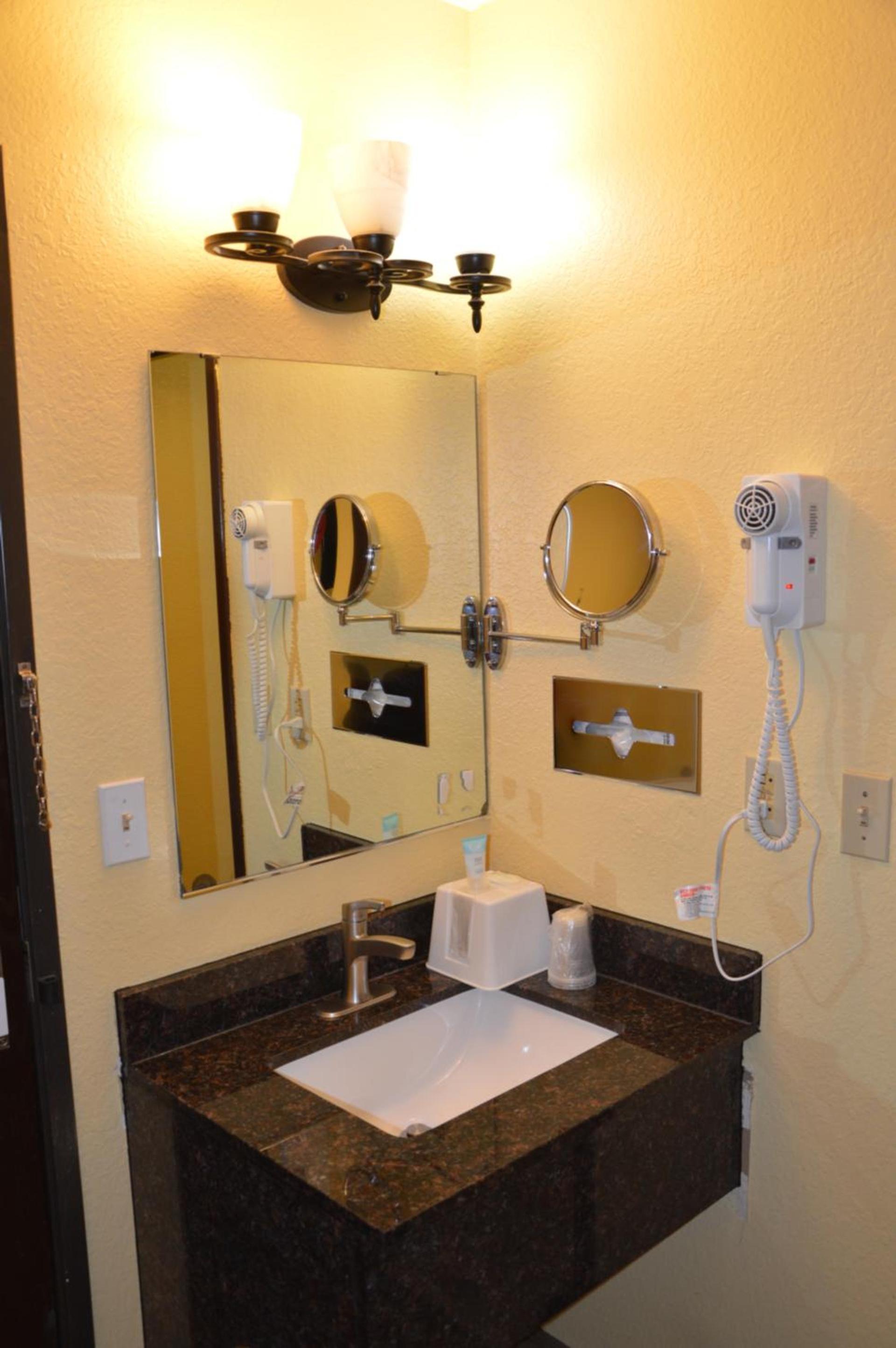Burnsville Inn & Suites photo 7