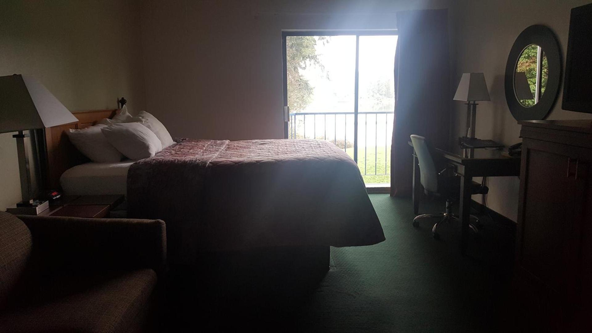 Oyster Bay Inn & Suites photo 8